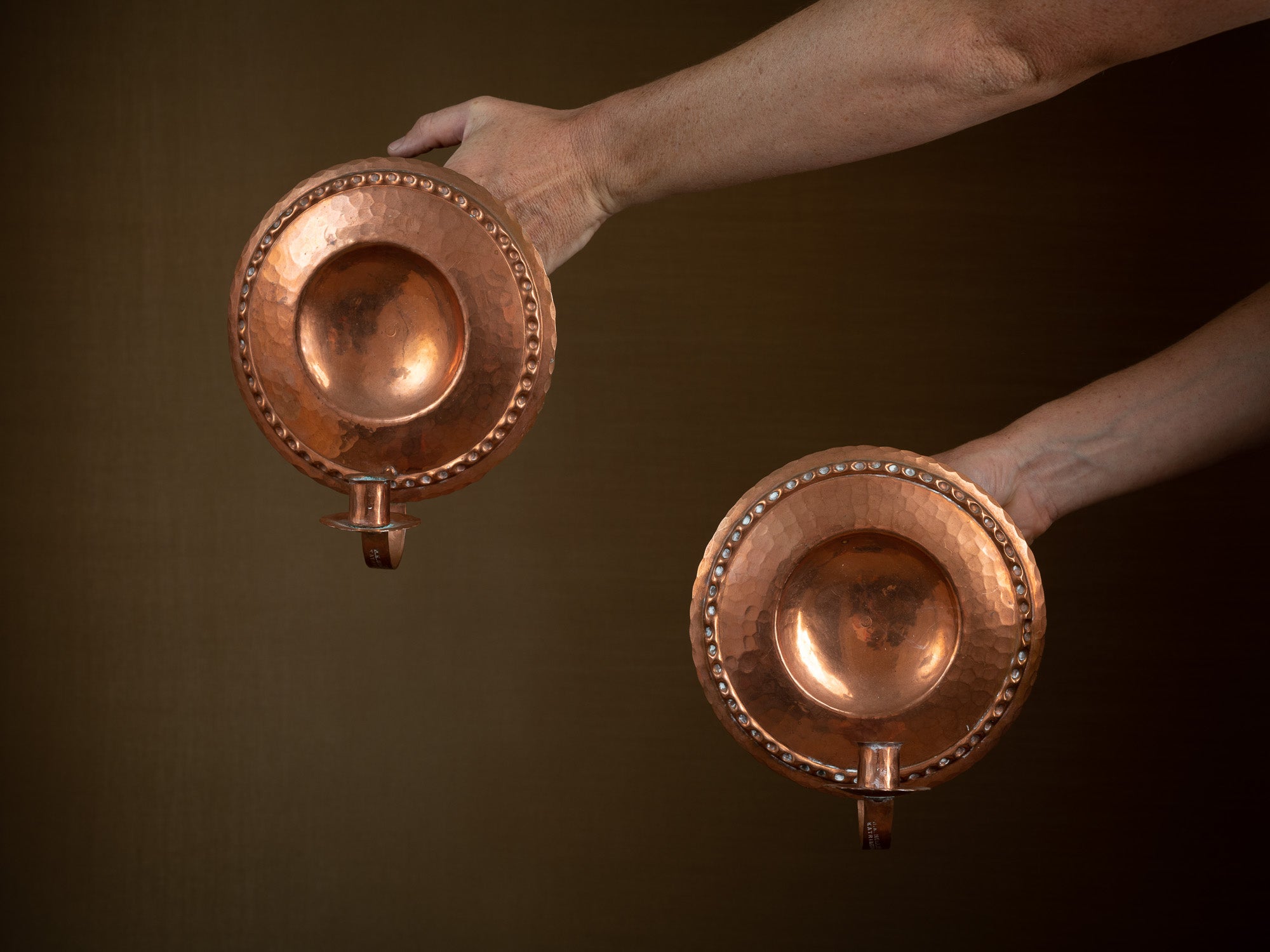 Rare paire de miroirs d'appliques en cuivre par B.K. Hollstein, Suède (vers 1900)..Set of 2 folk copper wall hanging candle holders by B.K. Hollstein, Sweden (ca. 1900)