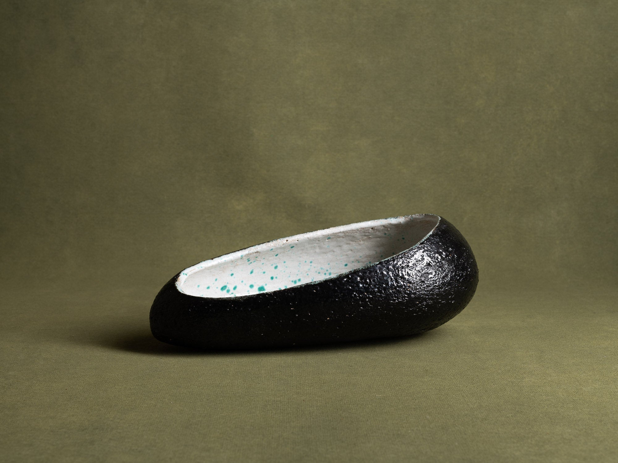 Importante coupe biomorphique par Hugo de Putter & Ria Blansaer pour Hugria, Belgique (vers 1963)..Large biomorphic bowl by Hugo de Putter & Victoria Blansaer for Hugria, Belgium (circa 1963)