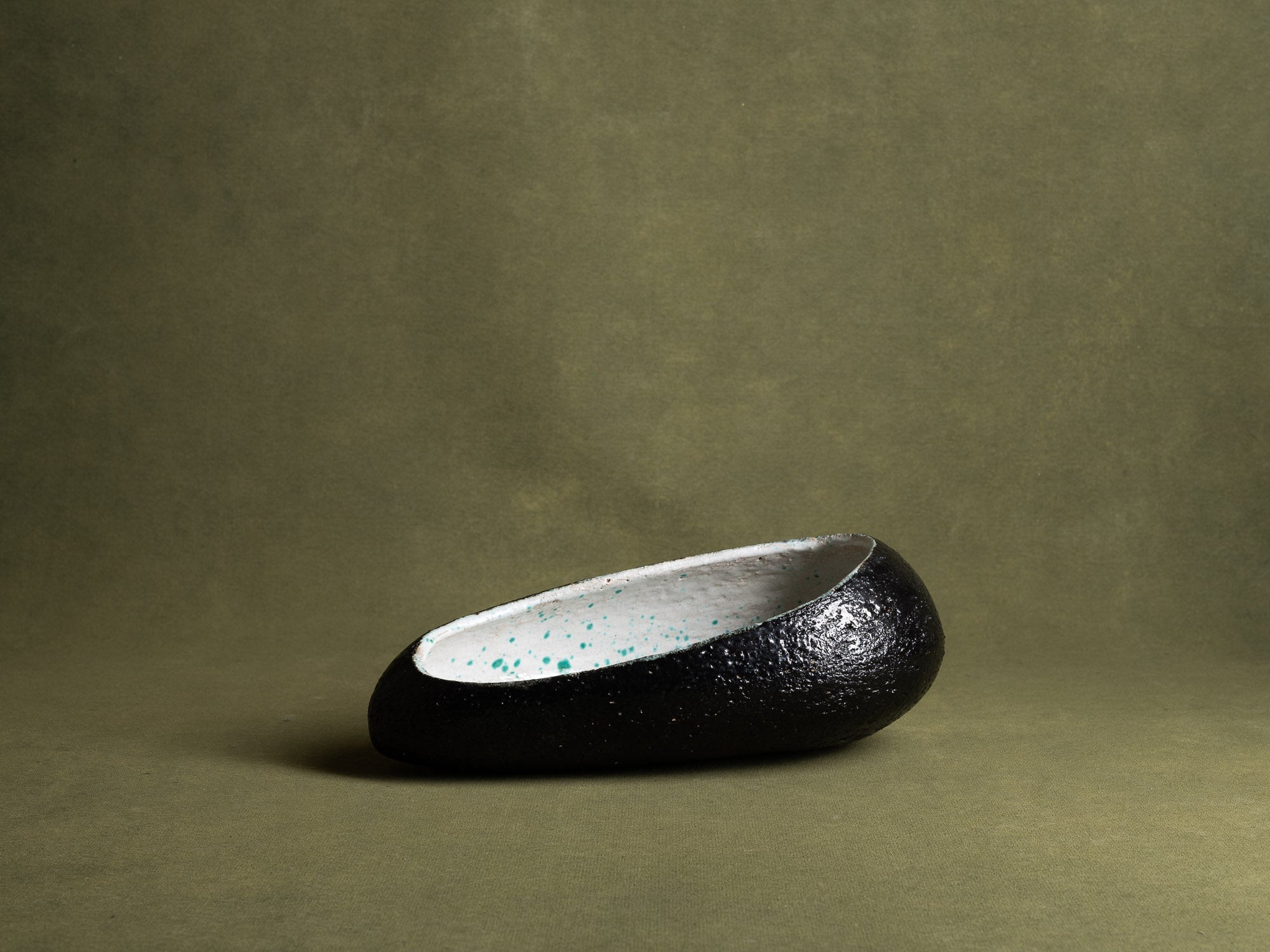 Importante coupe biomorphique par Hugo de Putter & Ria Blansaer pour Hugria, Belgique (vers 1963)..Large biomorphic bowl by Hugo de Putter & Victoria Blansaer for Hugria, Belgium (circa 1963)