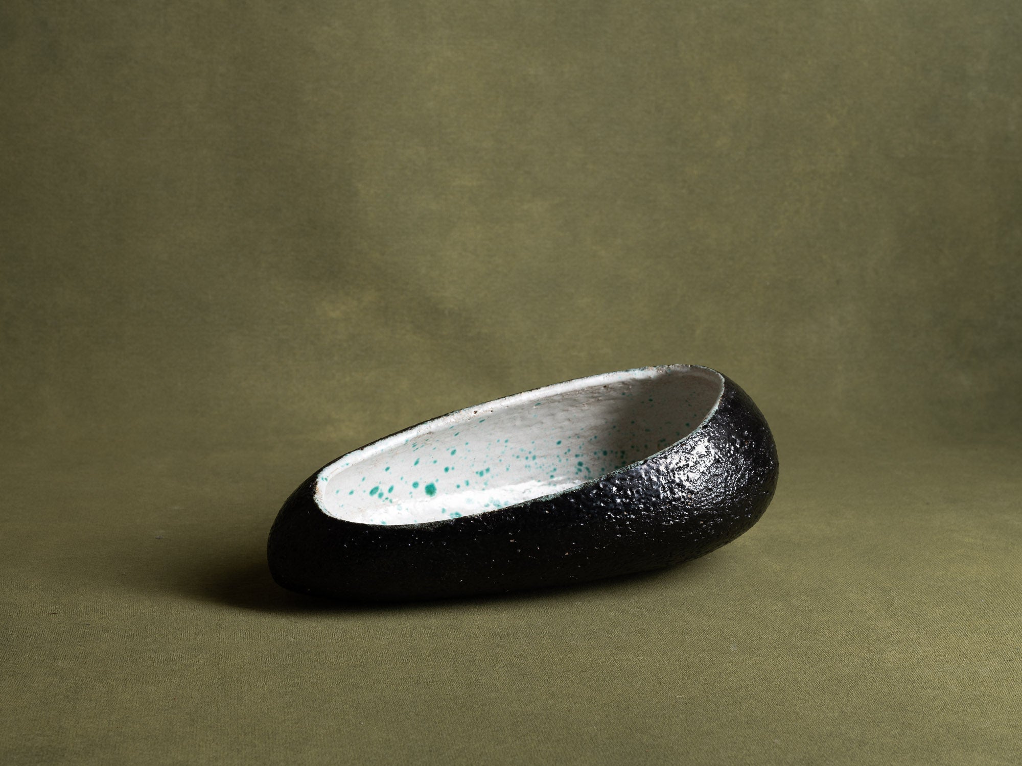 Importante coupe biomorphique par Hugo de Putter & Ria Blansaer pour Hugria, Belgique (vers 1963)..Large biomorphic bowl by Hugo de Putter & Victoria Blansaer for Hugria, Belgium (circa 1963)