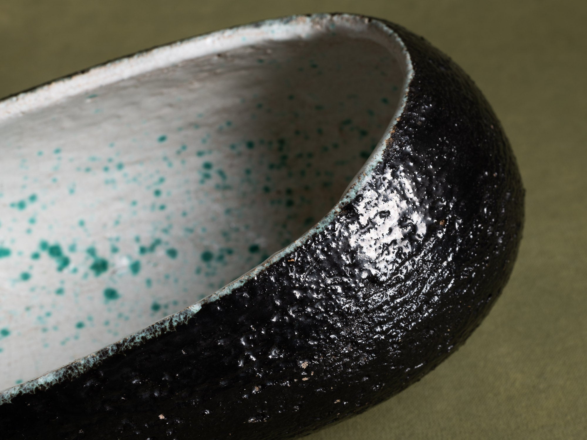 Importante coupe biomorphique par Hugo de Putter & Ria Blansaer pour Hugria, Belgique (vers 1963)..Large biomorphic bowl by Hugo de Putter & Victoria Blansaer for Hugria, Belgium (circa 1963)
