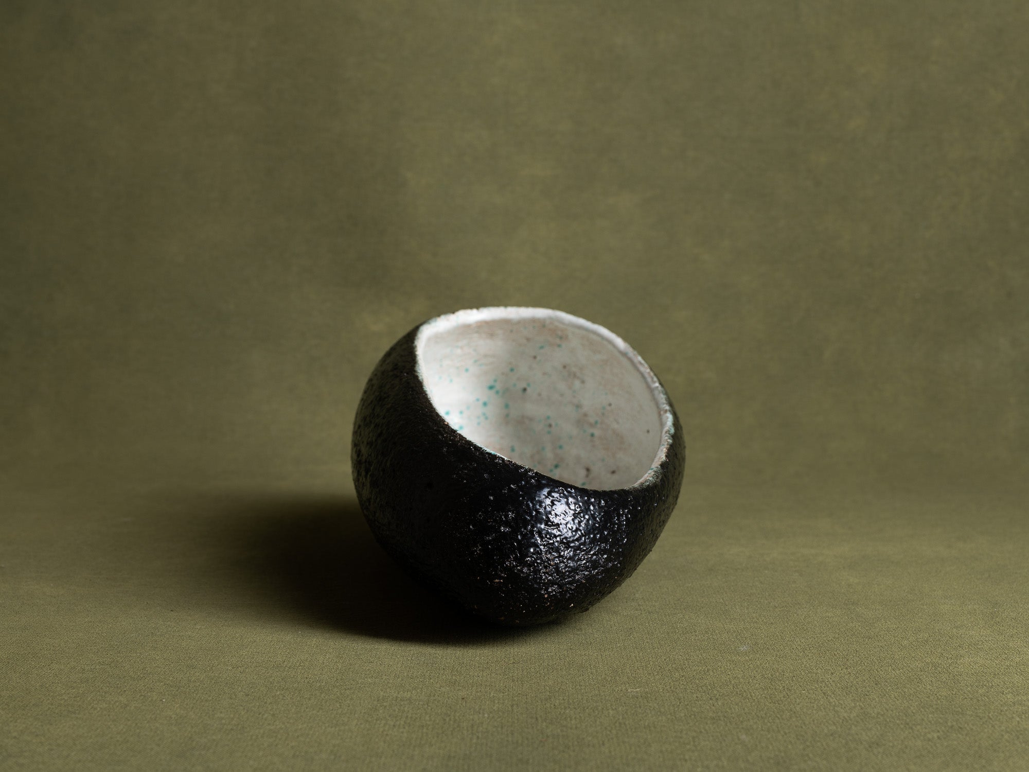 Importante coupe biomorphique par Hugo de Putter & Ria Blansaer pour Hugria, Belgique (vers 1963)..Large biomorphic bowl by Hugo de Putter & Victoria Blansaer for Hugria, Belgium (circa 1963)
