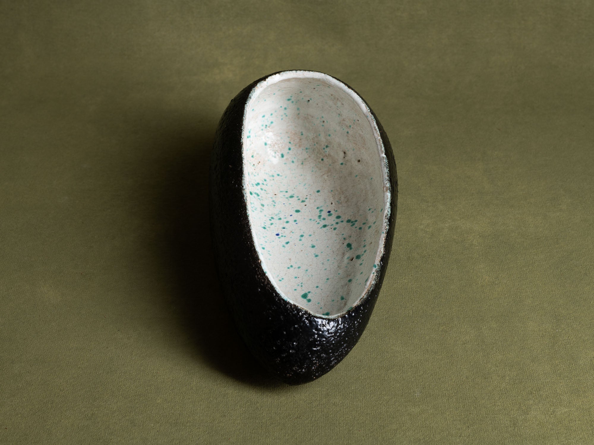 Importante coupe biomorphique par Hugo de Putter & Ria Blansaer pour Hugria, Belgique (vers 1963)..Large biomorphic bowl by Hugo de Putter & Victoria Blansaer for Hugria, Belgium (circa 1963)