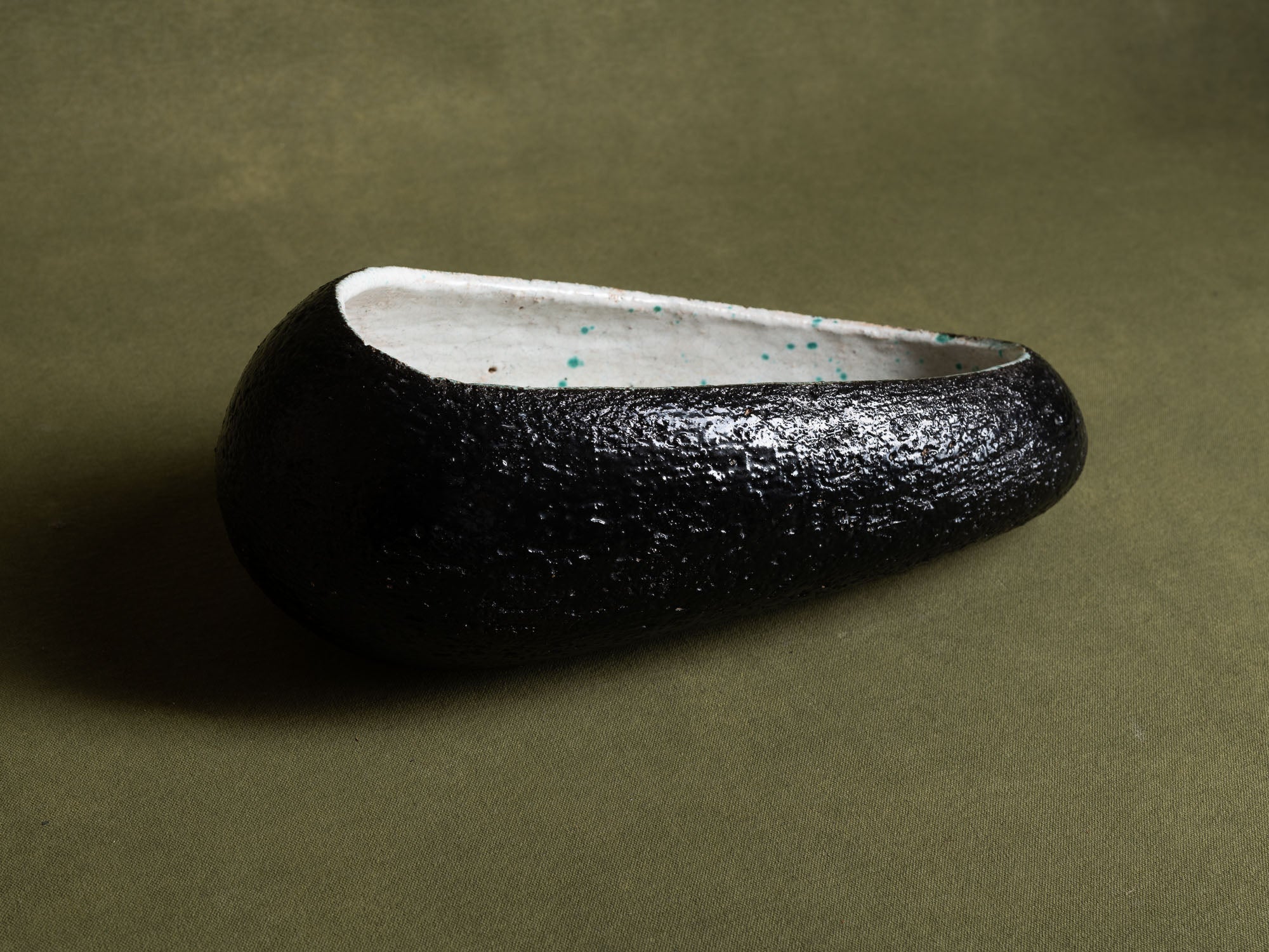 Importante coupe biomorphique par Hugo de Putter & Ria Blansaer pour Hugria, Belgique (vers 1963)..Large biomorphic bowl by Hugo de Putter & Victoria Blansaer for Hugria, Belgium (circa 1963)