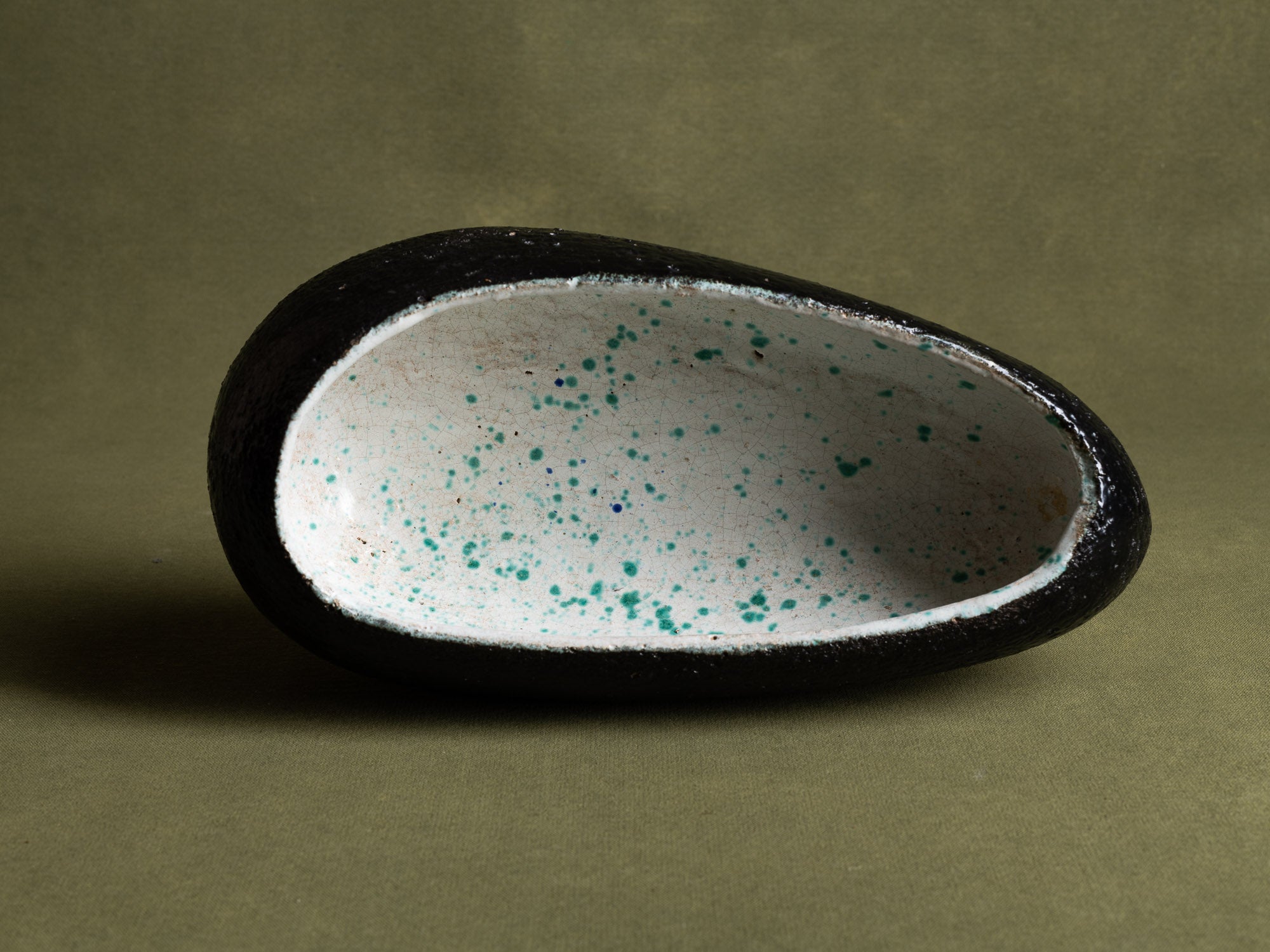 Importante coupe biomorphique par Hugo de Putter & Ria Blansaer pour Hugria, Belgique (vers 1963)..Large biomorphic bowl by Hugo de Putter & Victoria Blansaer for Hugria, Belgium (circa 1963)
