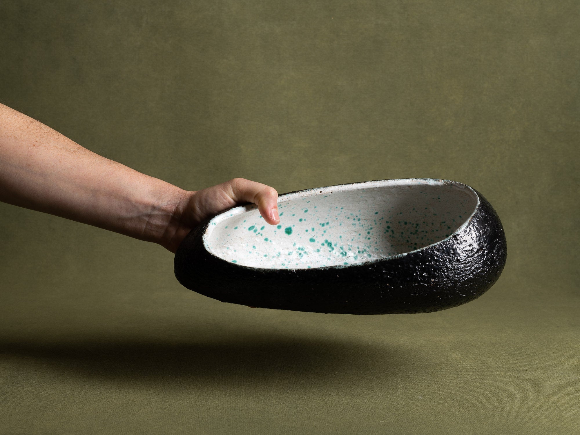 Importante coupe biomorphique par Hugo de Putter & Ria Blansaer pour Hugria, Belgique (vers 1963)..Large biomorphic bowl by Hugo de Putter & Victoria Blansaer for Hugria, Belgium (circa 1963)