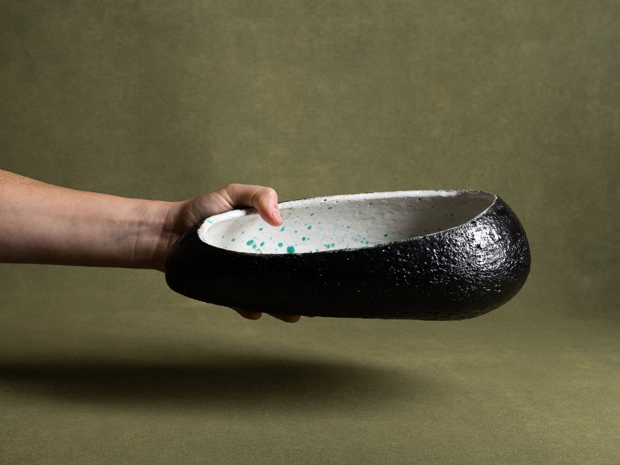 Importante coupe biomorphique par Hugo de Putter & Ria Blansaer pour Hugria, Belgique (vers 1963)..Large biomorphic bowl by Hugo de Putter & Victoria Blansaer for Hugria, Belgium (circa 1963)
