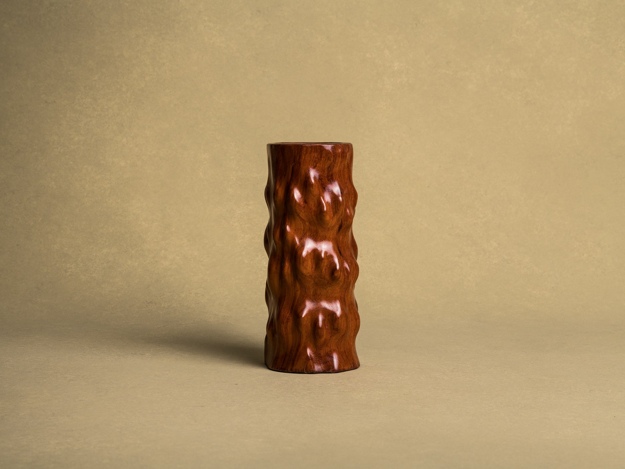 Vase pour l'ikebana en bois pour la cérémonie du thé, Japon (Ère Shōwa)..Wooden flower vase for ikebana and tea ceremony, Japan (Shōwa era)