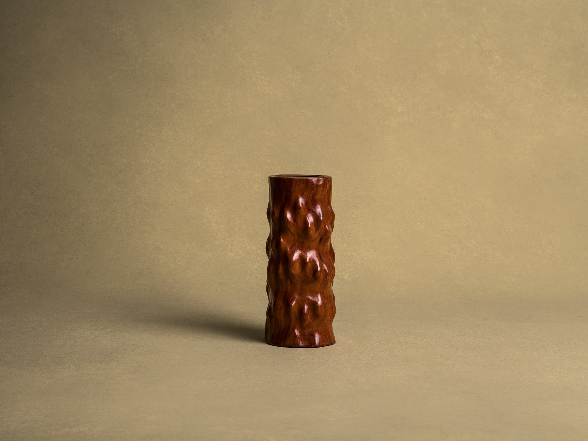 Vase pour l'ikebana en bois pour la cérémonie du thé, Japon (Ère Shōwa)..Wooden flower vase for ikebana and tea ceremony, Japan (Shōwa era)