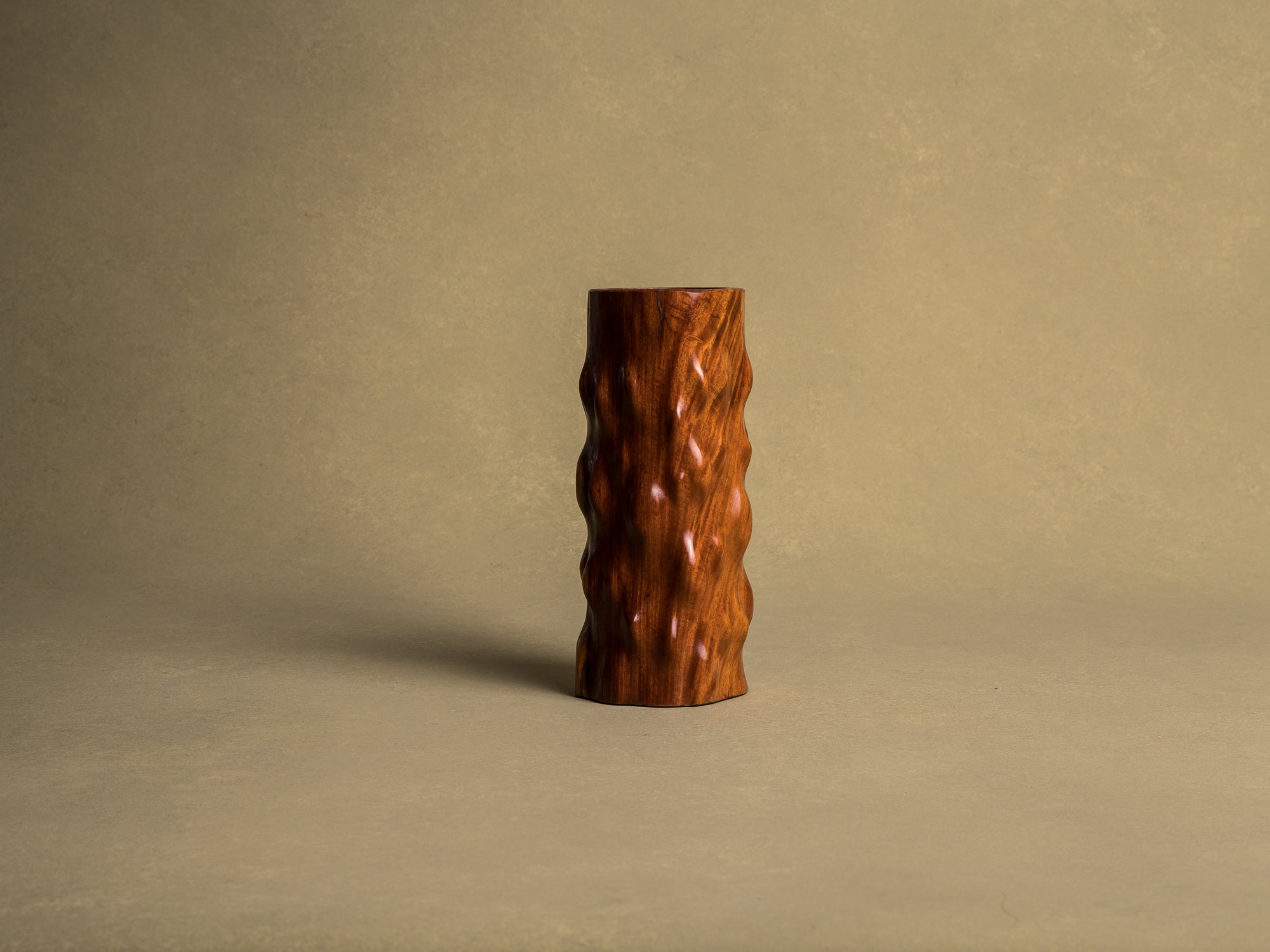 Vase pour l'ikebana en bois pour la cérémonie du thé, Japon (Ère Shōwa)..Wooden flower vase for ikebana and tea ceremony, Japan (Shōwa era)
