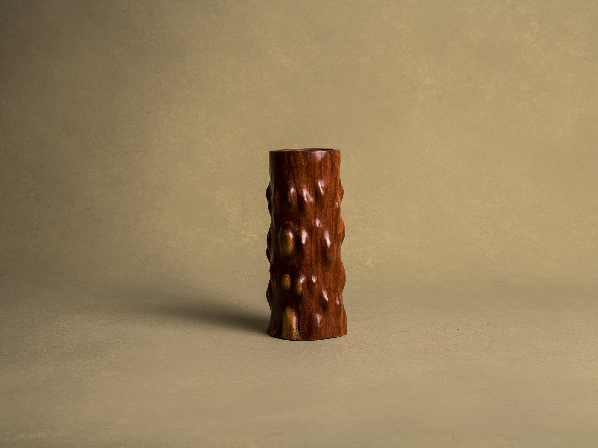 Vase pour l'ikebana en bois pour la cérémonie du thé, Japon (Ère Shōwa)..Wooden flower vase for ikebana and tea ceremony, Japan (Shōwa era)