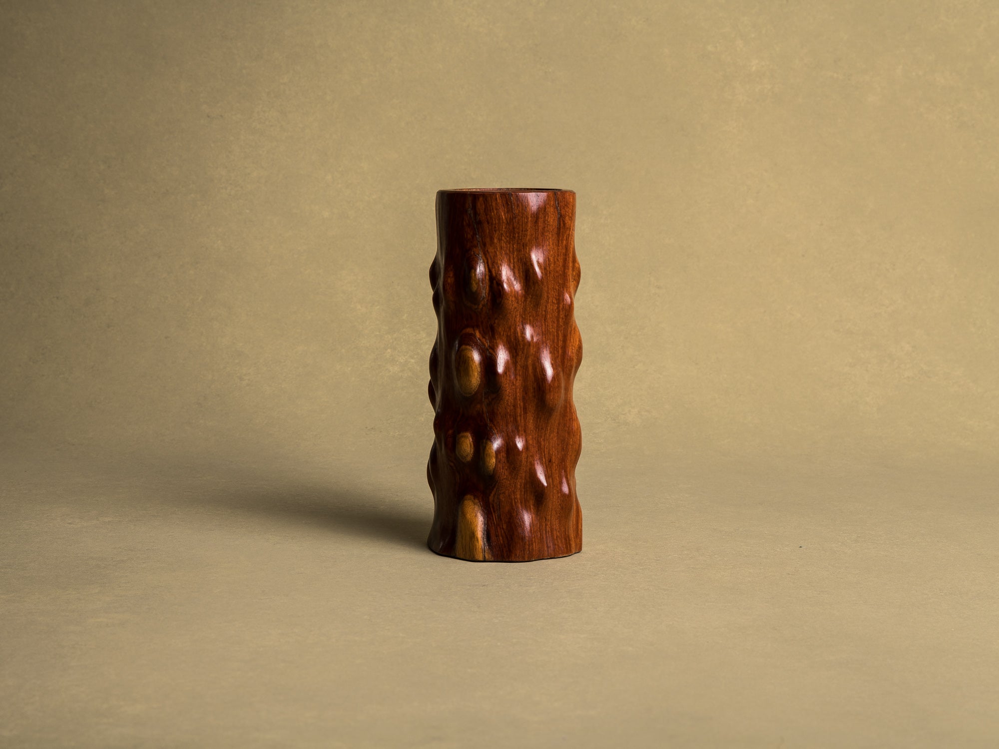 Vase pour l'ikebana en bois pour la cérémonie du thé, Japon (Ère Shōwa)..Wooden flower vase for ikebana and tea ceremony, Japan (Shōwa era)