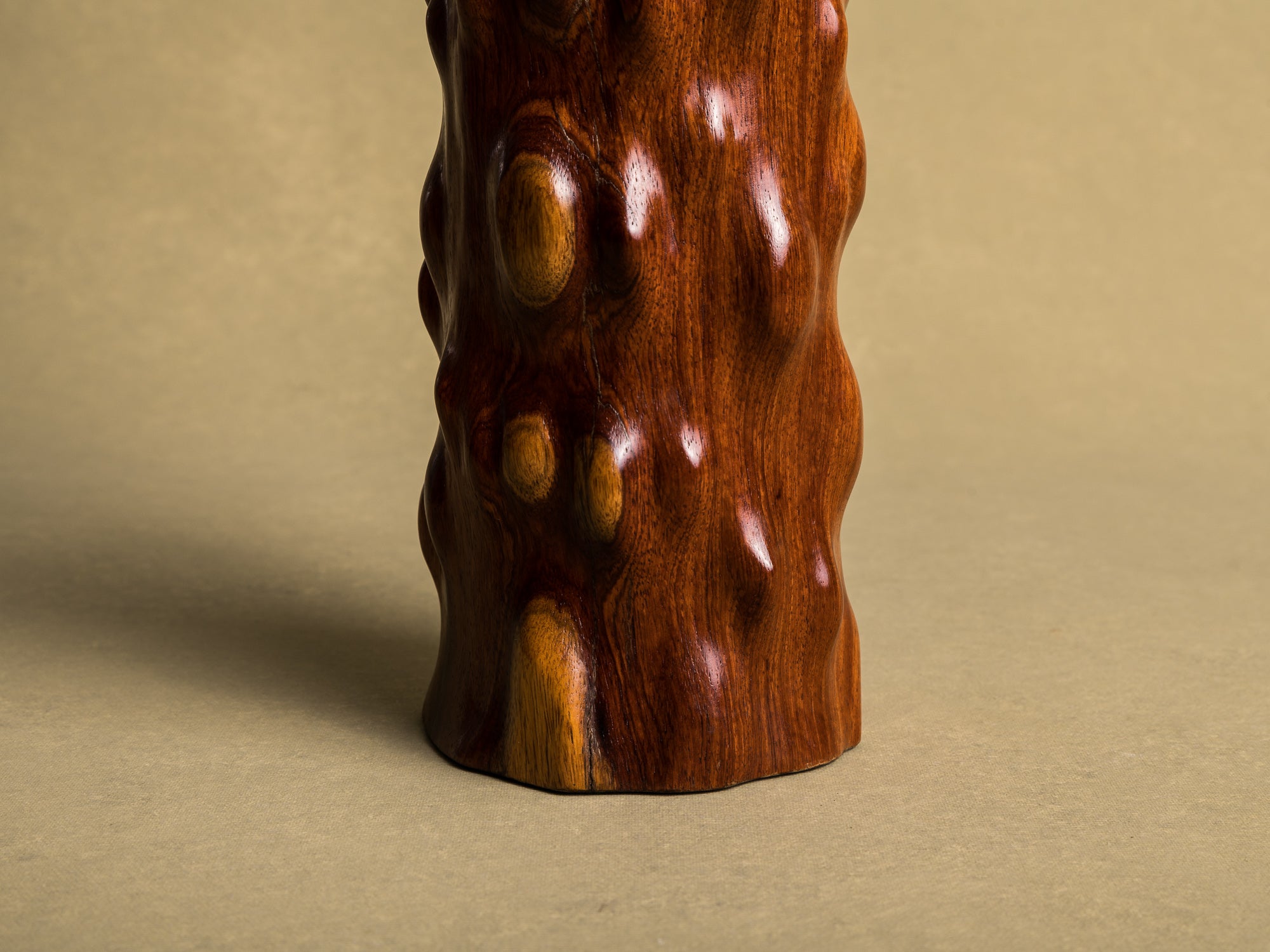 Vase pour l'ikebana en bois pour la cérémonie du thé, Japon (Ère Shōwa)..Wooden flower vase for ikebana and tea ceremony, Japan (Shōwa era)