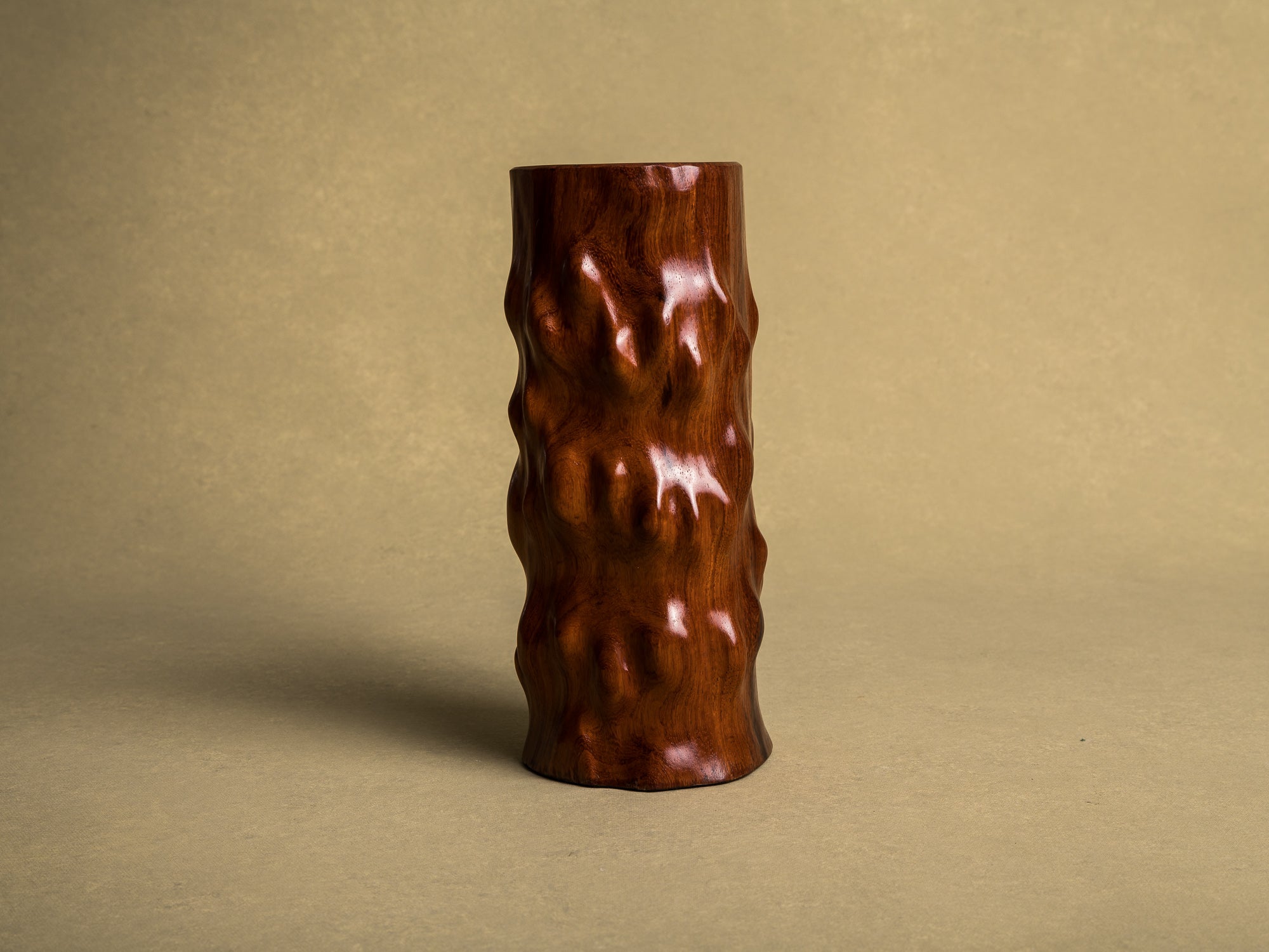 Vase pour l'ikebana en bois pour la cérémonie du thé, Japon (Ère Shōwa)..Wooden flower vase for ikebana and tea ceremony, Japan (Shōwa era)