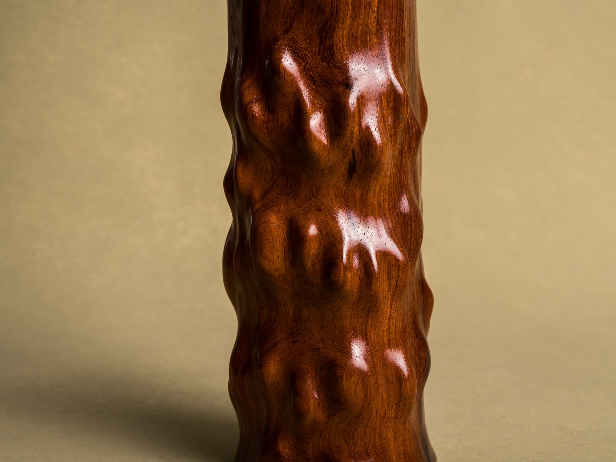 Vase pour l'ikebana en bois pour la cérémonie du thé, Japon (Ère Shōwa)..Wooden flower vase for ikebana and tea ceremony, Japan (Shōwa era)
