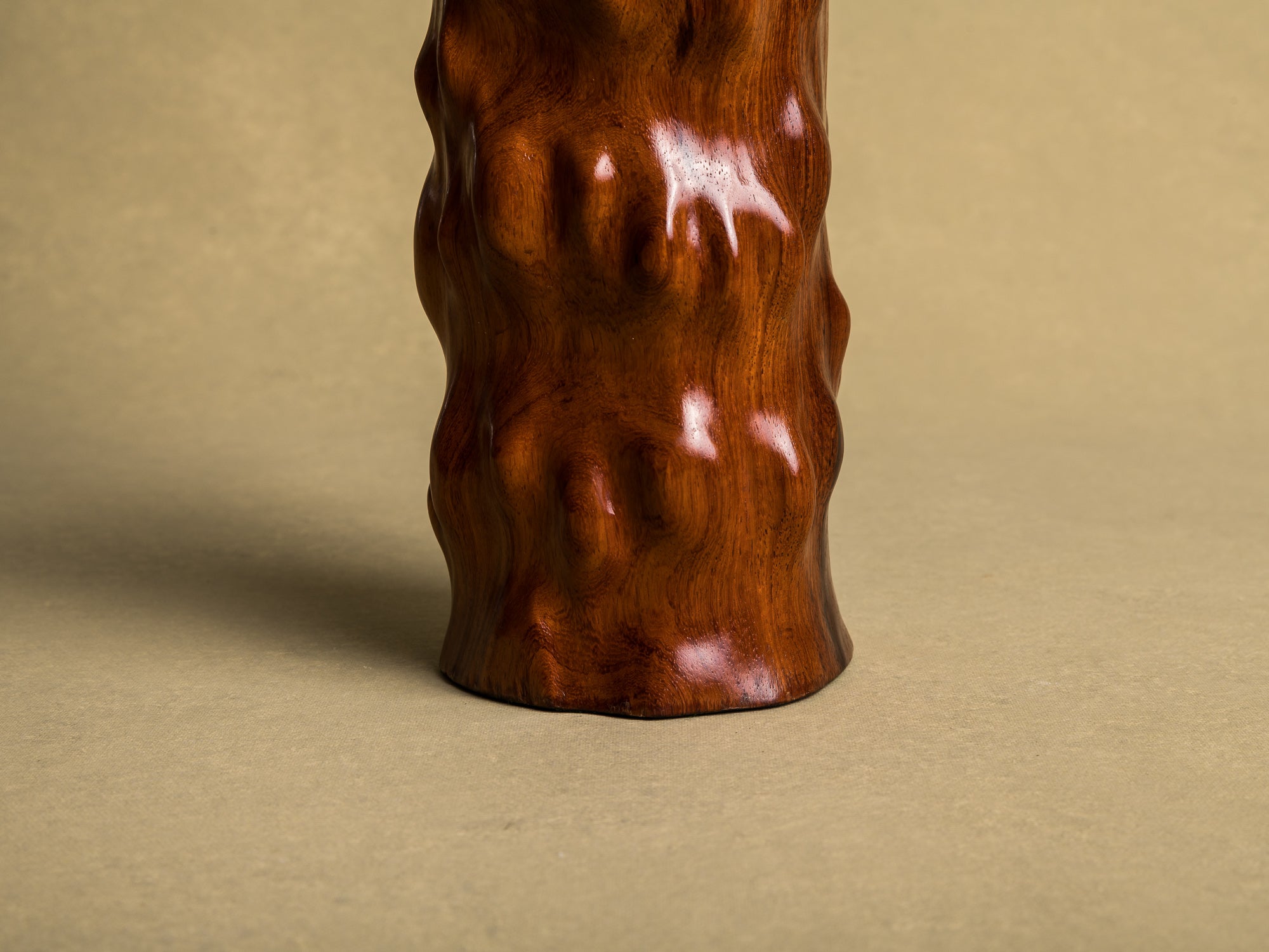 Vase pour l'ikebana en bois pour la cérémonie du thé, Japon (Ère Shōwa)..Wooden flower vase for ikebana and tea ceremony, Japan (Shōwa era)