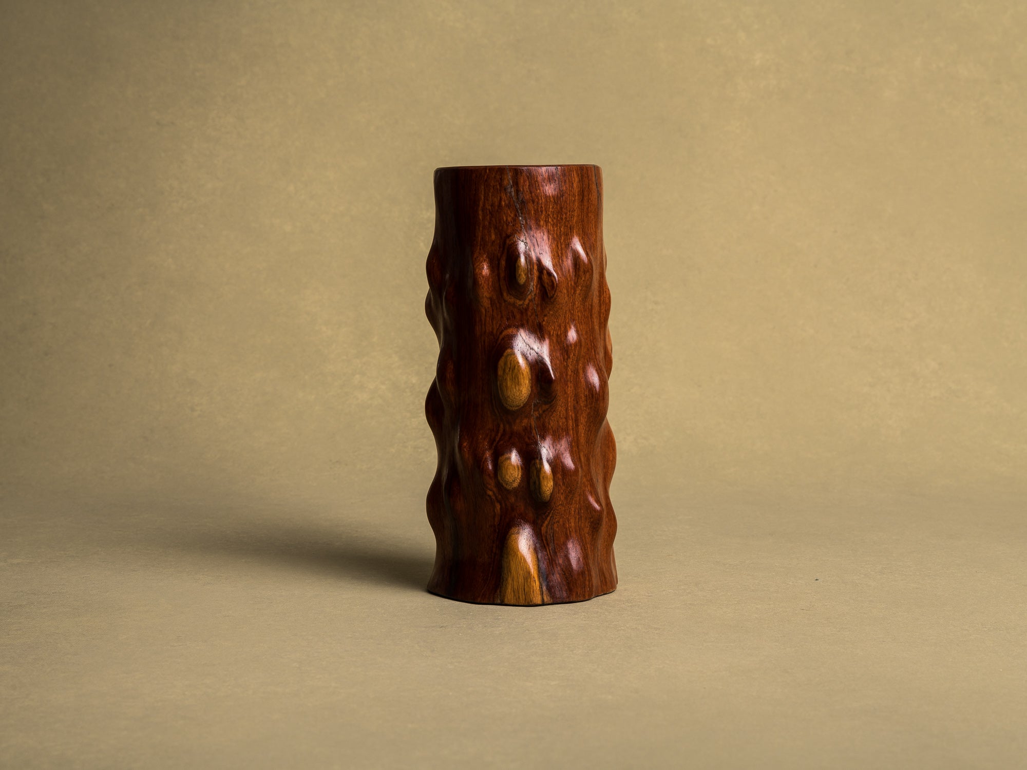 Vase pour l'ikebana en bois pour la cérémonie du thé, Japon (Ère Shōwa)..Wooden flower vase for ikebana and tea ceremony, Japan (Shōwa era)