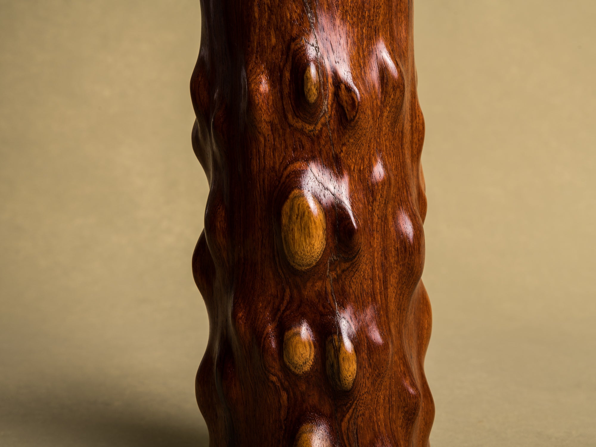 Vase pour l'ikebana en bois pour la cérémonie du thé, Japon (Ère Shōwa)..Wooden flower vase for ikebana and tea ceremony, Japan (Shōwa era)