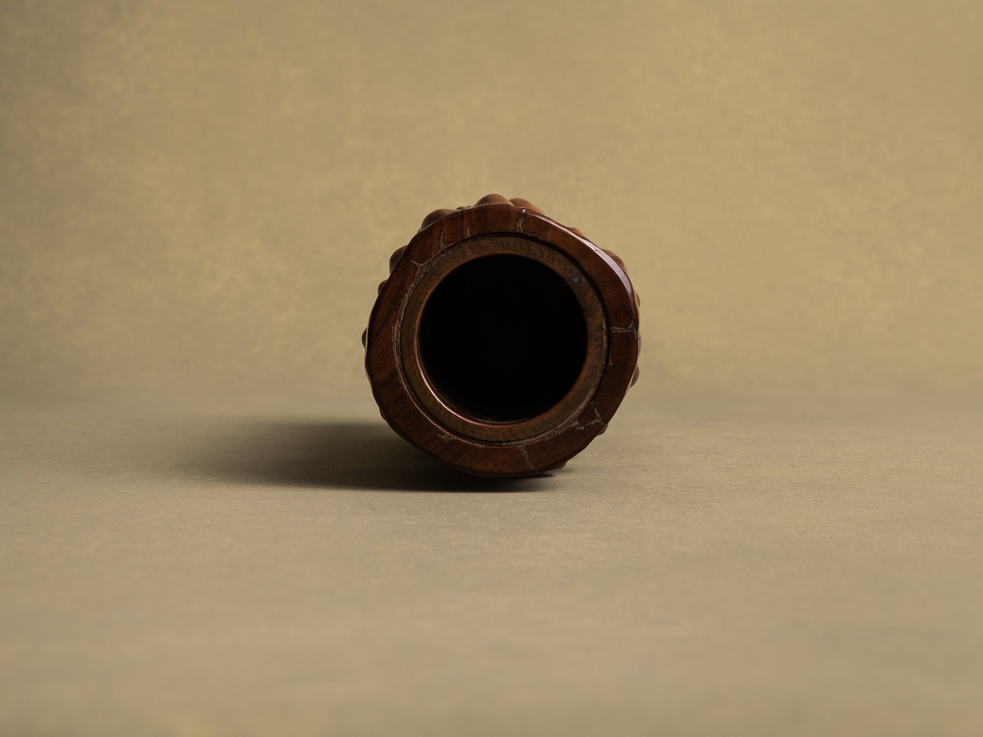 Vase pour l'ikebana en bois pour la cérémonie du thé, Japon (Ère Shōwa)..Wooden flower vase for ikebana and tea ceremony, Japan (Shōwa era)