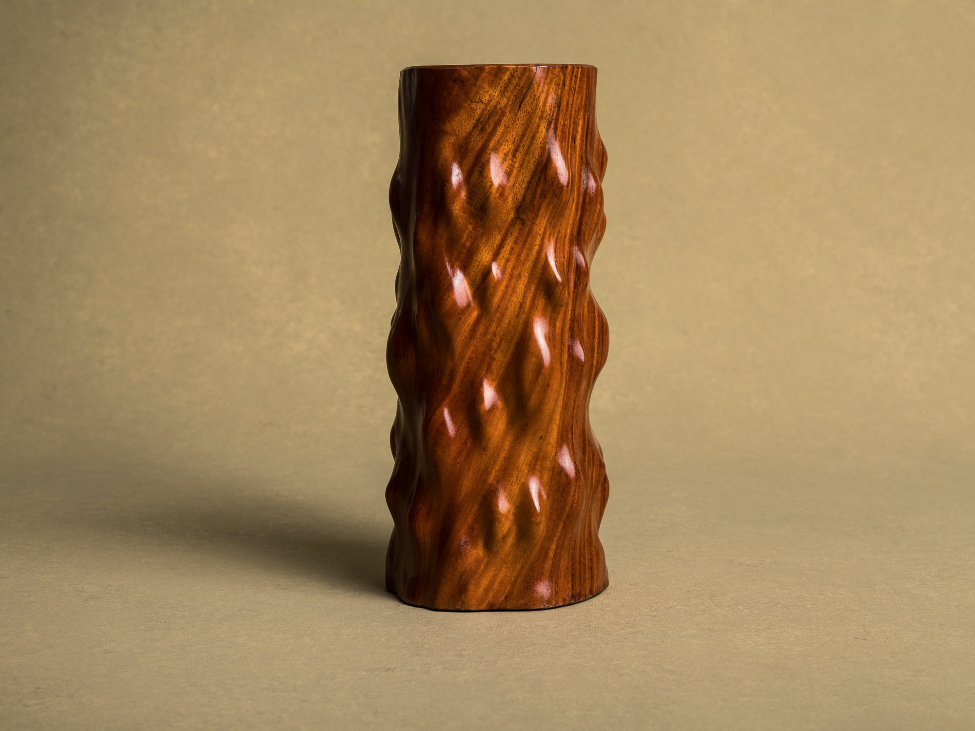 Vase pour l'ikebana en bois pour la cérémonie du thé, Japon (Ère Shōwa)..Wooden flower vase for ikebana and tea ceremony, Japan (Shōwa era)