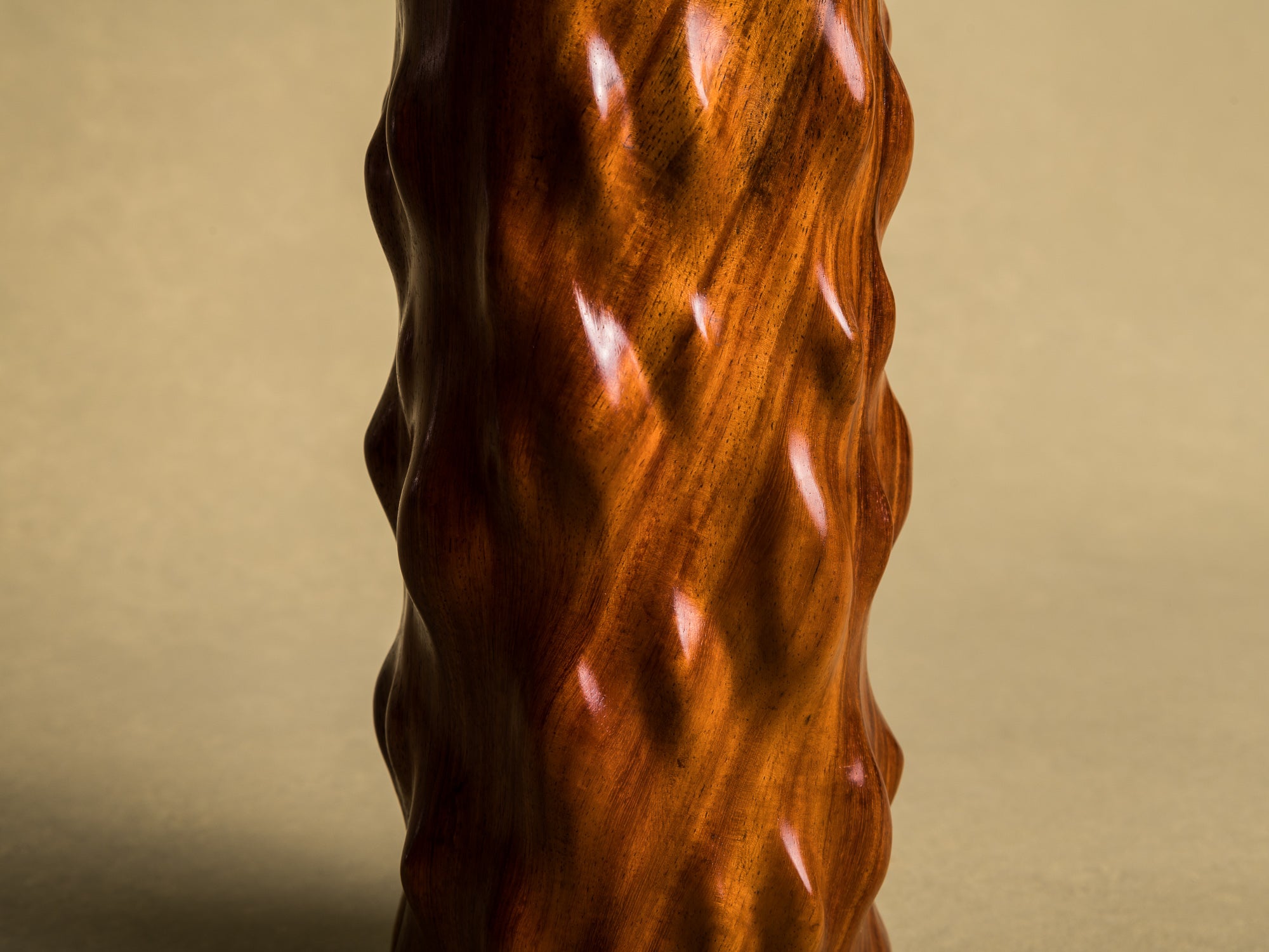 Vase pour l'ikebana en bois pour la cérémonie du thé, Japon (Ère Shōwa)..Wooden flower vase for ikebana and tea ceremony, Japan (Shōwa era)