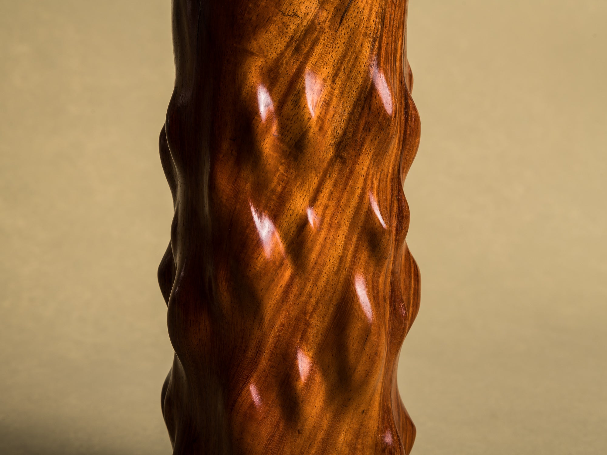 Vase pour l'ikebana en bois pour la cérémonie du thé, Japon (Ère Shōwa)..Wooden flower vase for ikebana and tea ceremony, Japan (Shōwa era)