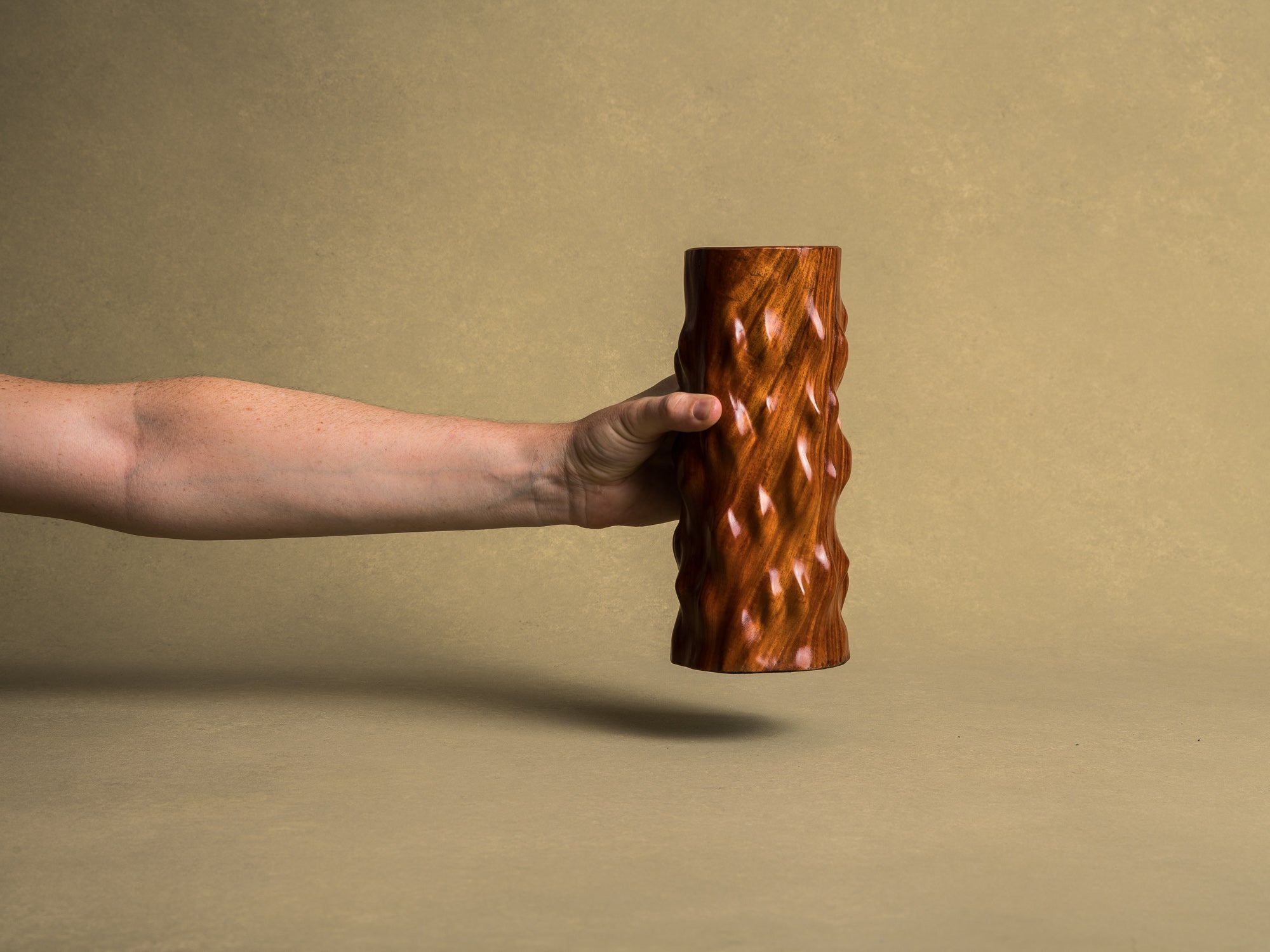 Vase pour l'ikebana en bois pour la cérémonie du thé, Japon (Ère Shōwa)..Wooden flower vase for ikebana and tea ceremony, Japan (Shōwa era)