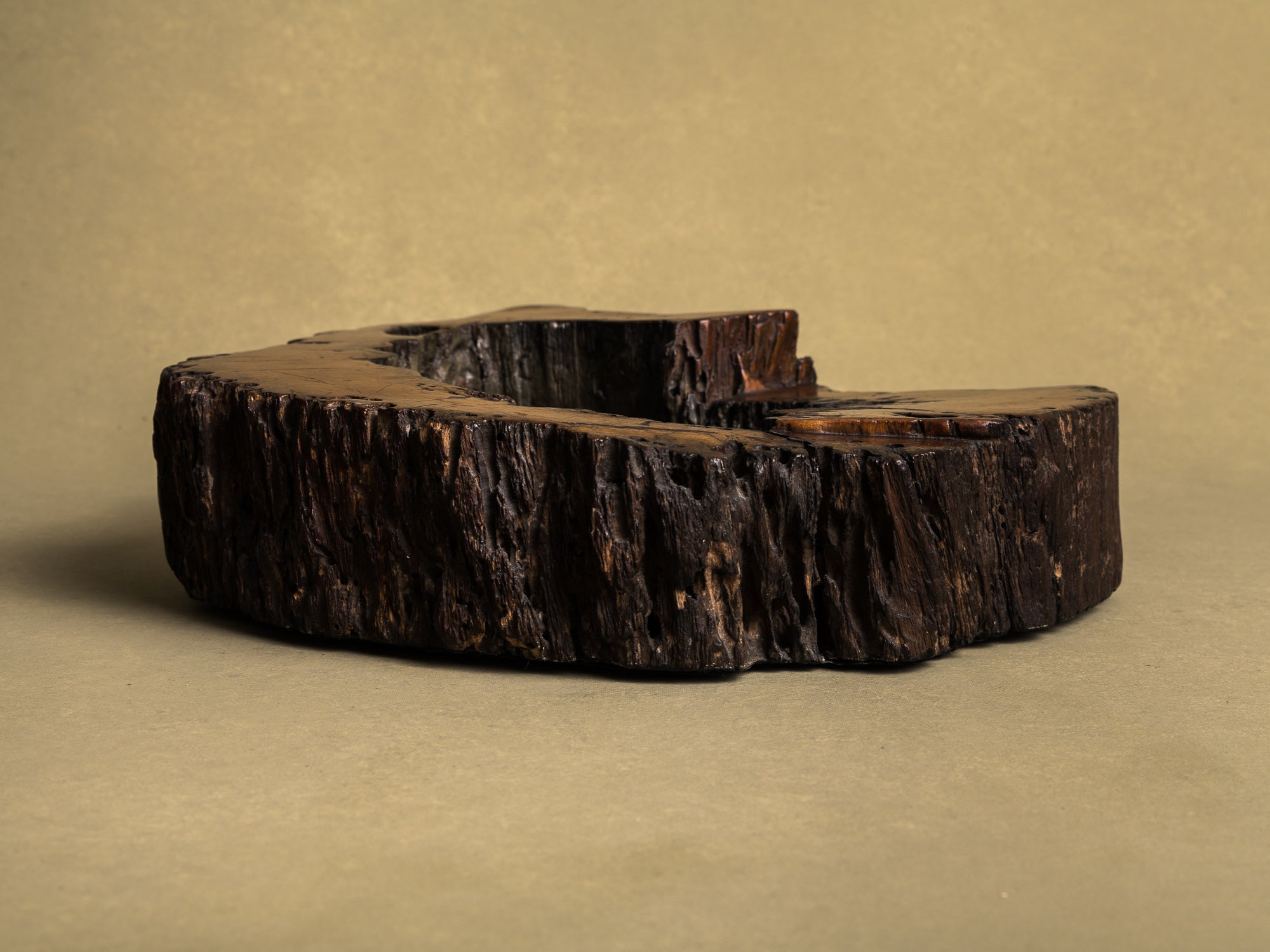 Importante coupe / support en bois de keyaki pour l'ikebana, Japon (vers 1850)..Keyaki burl wood ikebana stand vase, Japan (circa 1850)