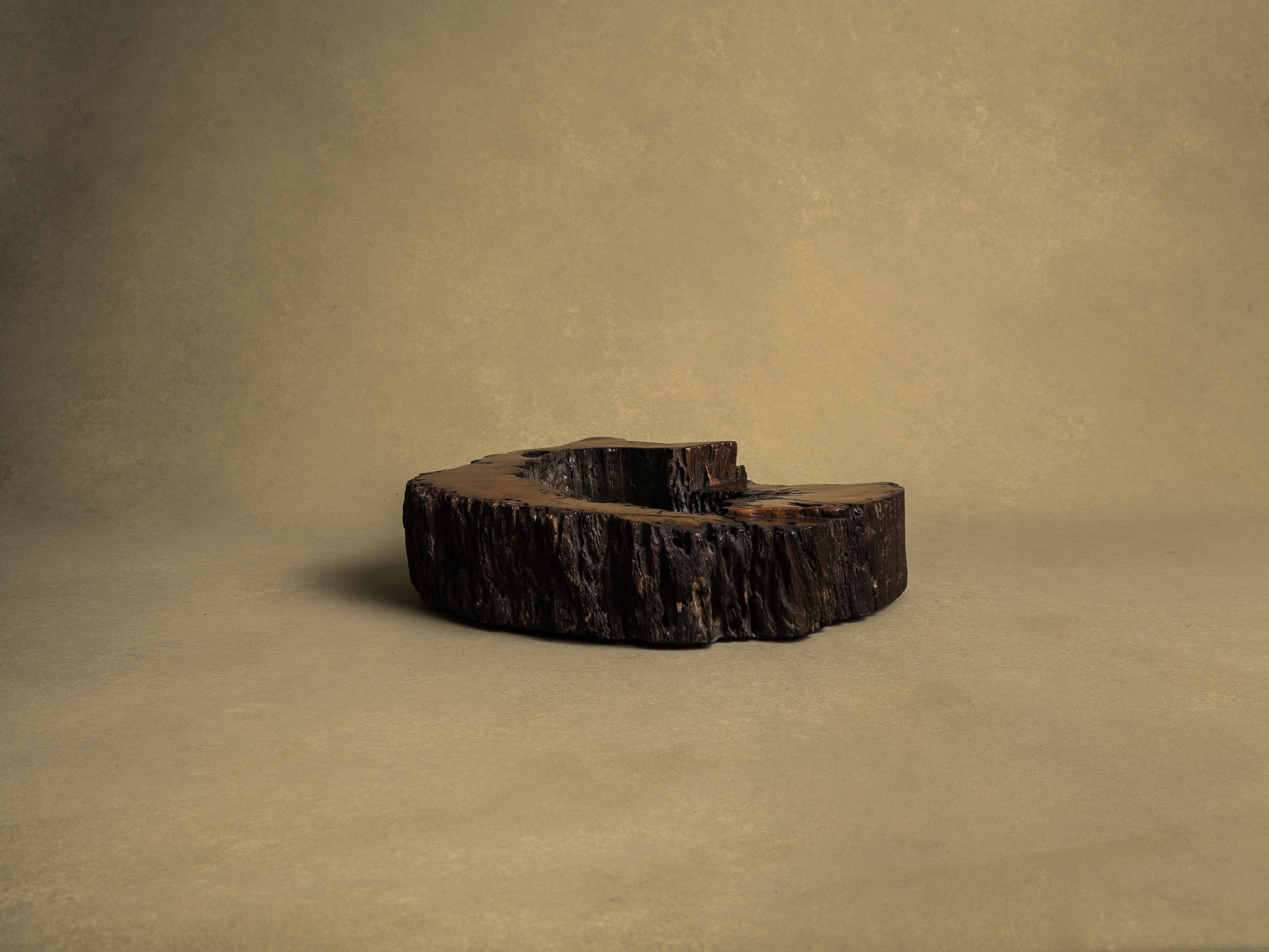 Importante coupe / support en bois de keyaki pour l'ikebana, Japon (vers 1850)..Keyaki burl wood ikebana stand vase, Japan (circa 1850)