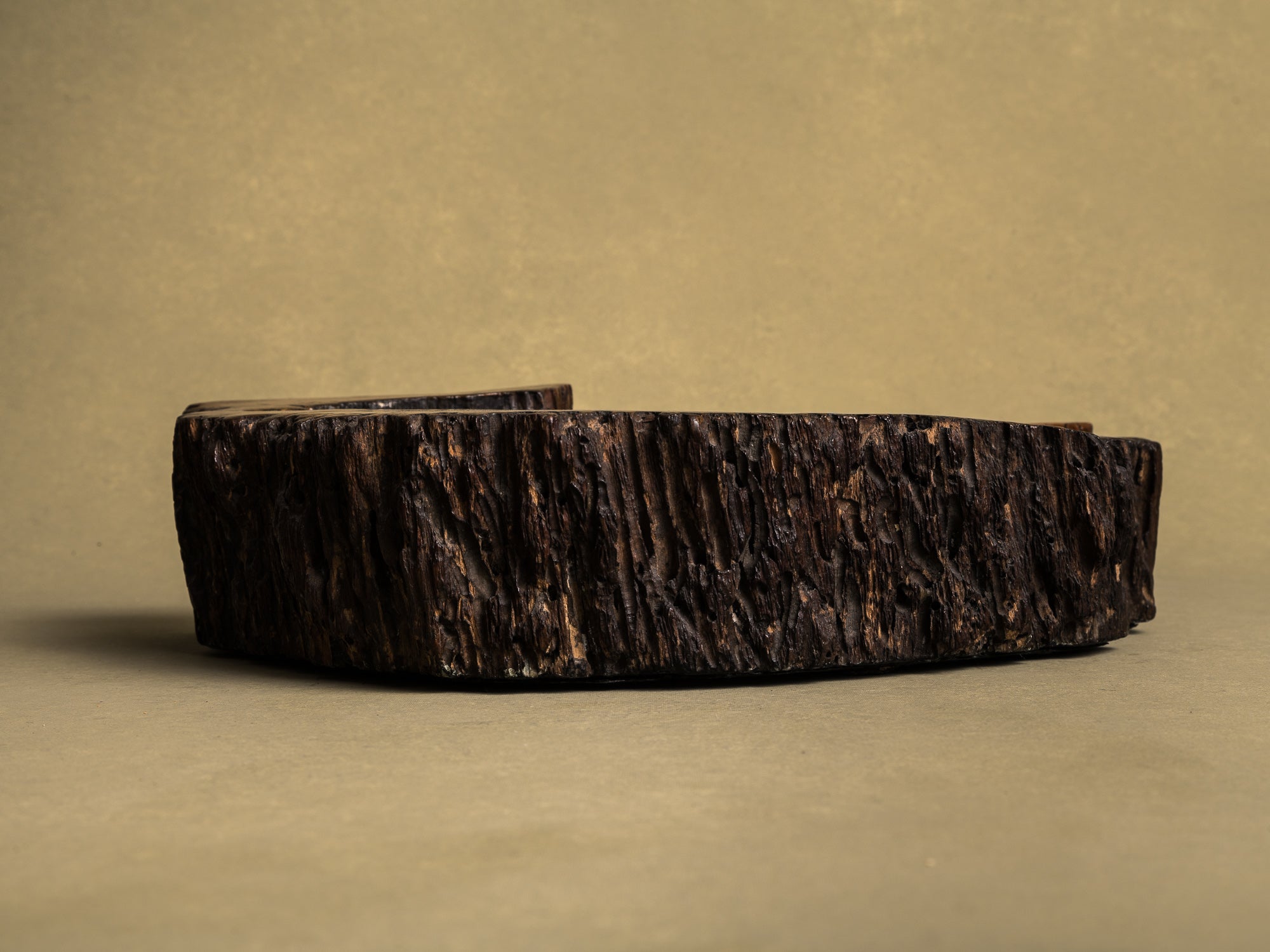 Importante coupe / support en bois de keyaki pour l'ikebana, Japon (vers 1850)..Keyaki burl wood ikebana stand vase, Japan (circa 1850)