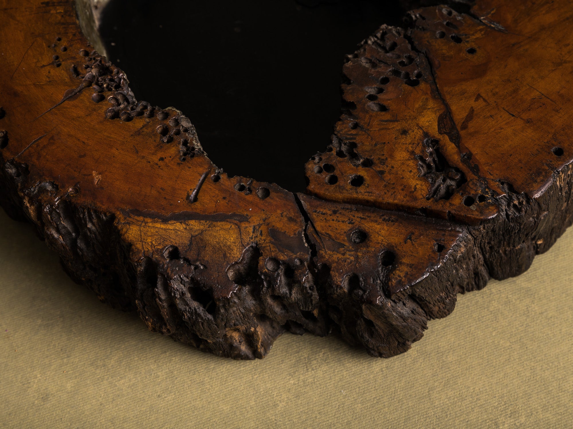 Importante coupe / support en bois de keyaki pour l'ikebana, Japon (vers 1850)..Keyaki burl wood ikebana stand vase, Japan (circa 1850)