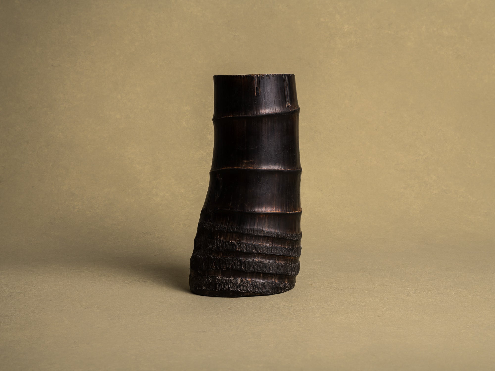 Take-zutsu hanaire, rare vase en bambou pour la cérémonie du thé à la manière de Rikyū, Japon (Période Edo)..Take-zutsu Hanaire Bamboo vase for tea ceremony chabana in the manner of Rikyū, Japan (Edo period)