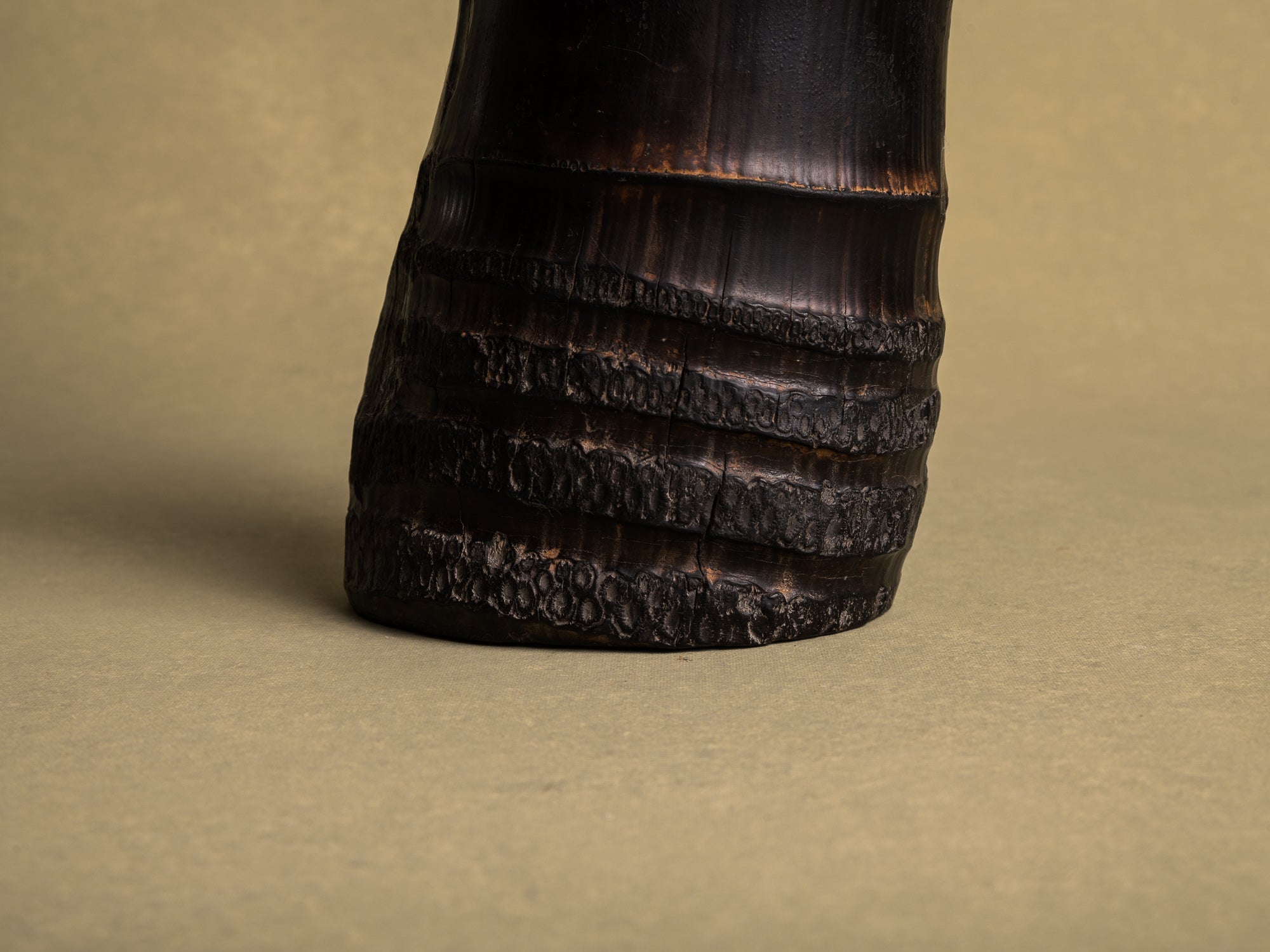 Take-zutsu hanaire, rare vase en bambou pour la cérémonie du thé à la manière de Rikyū, Japon (Période Edo)..Take-zutsu Hanaire Bamboo vase for tea ceremony chabana in the manner of Rikyū, Japan (Edo period)