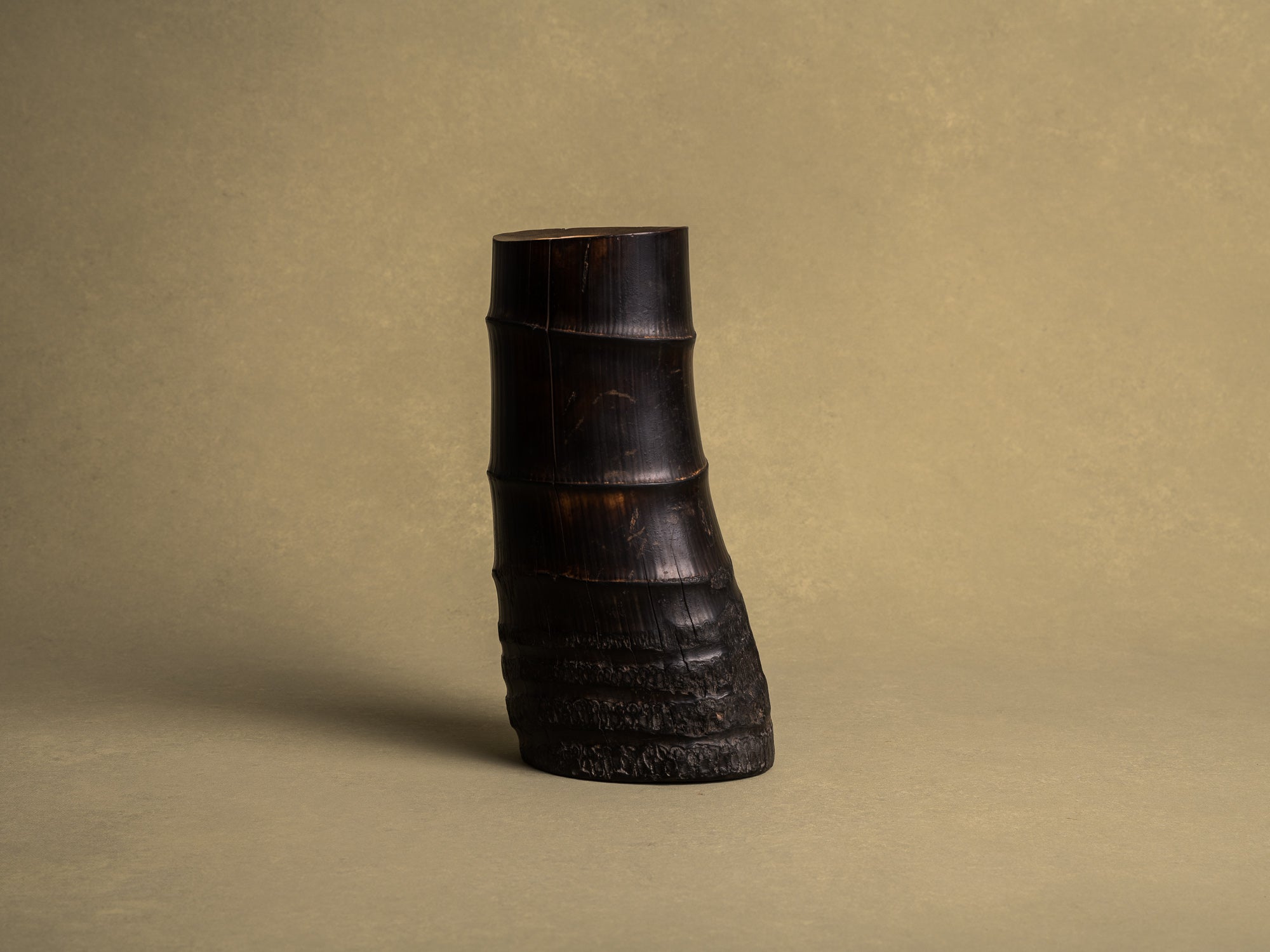 Take-zutsu hanaire, rare vase en bambou pour la cérémonie du thé à la manière de Rikyū, Japon (Période Edo)..Take-zutsu Hanaire Bamboo vase for tea ceremony chabana in the manner of Rikyū, Japan (Edo period)