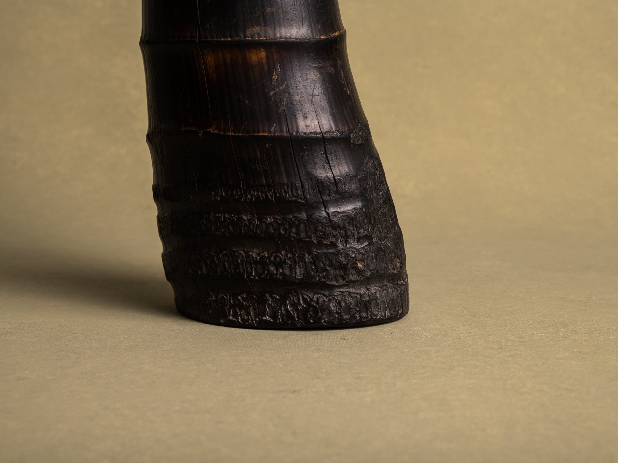 Take-zutsu hanaire, rare vase en bambou pour la cérémonie du thé à la manière de Rikyū, Japon (Période Edo)..Take-zutsu Hanaire Bamboo vase for tea ceremony chabana in the manner of Rikyū, Japan (Edo period)