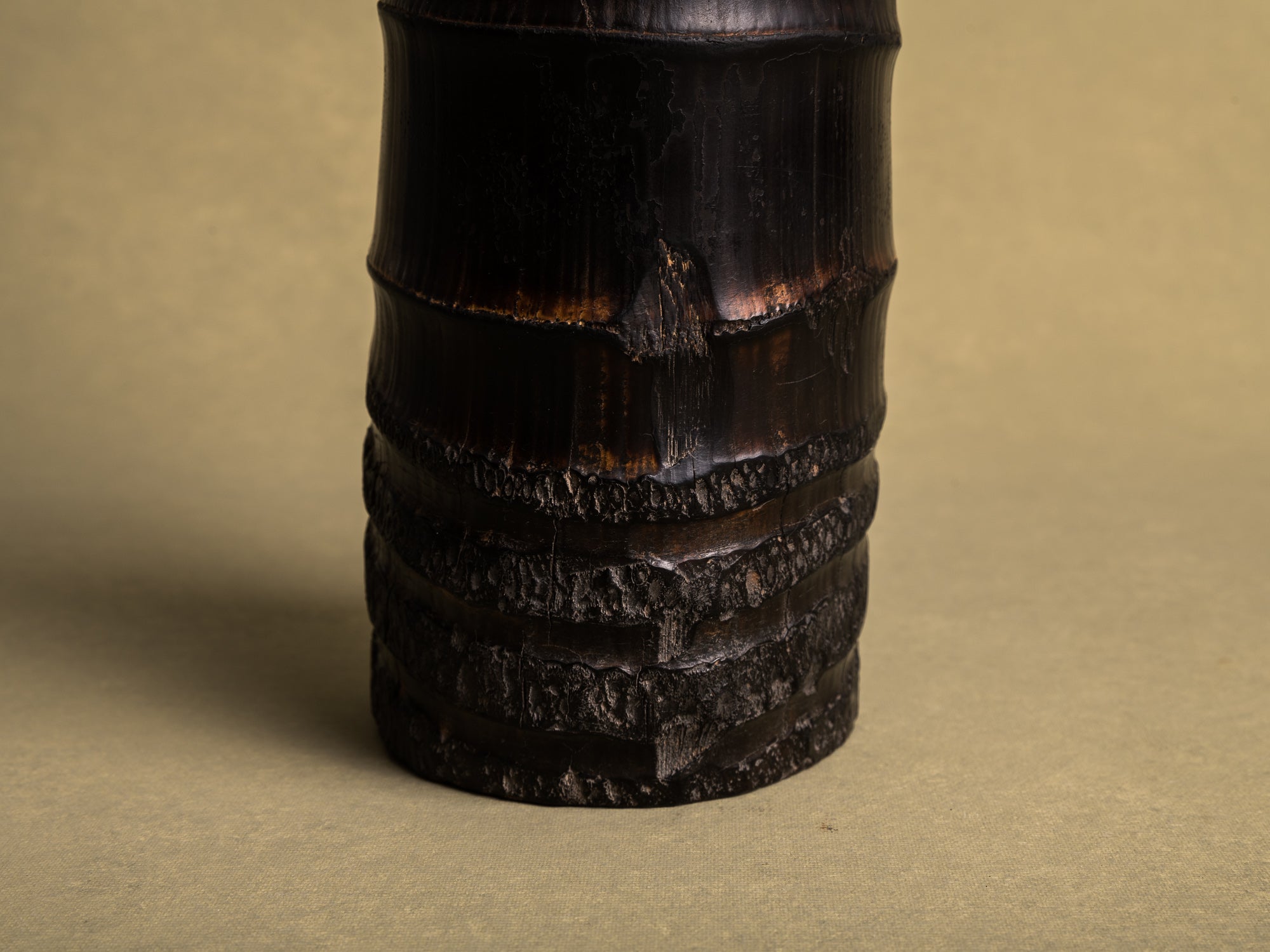 Take-zutsu hanaire, rare vase en bambou pour la cérémonie du thé à la manière de Rikyū, Japon (Période Edo)..Take-zutsu Hanaire Bamboo vase for tea ceremony chabana in the manner of Rikyū, Japan (Edo period)