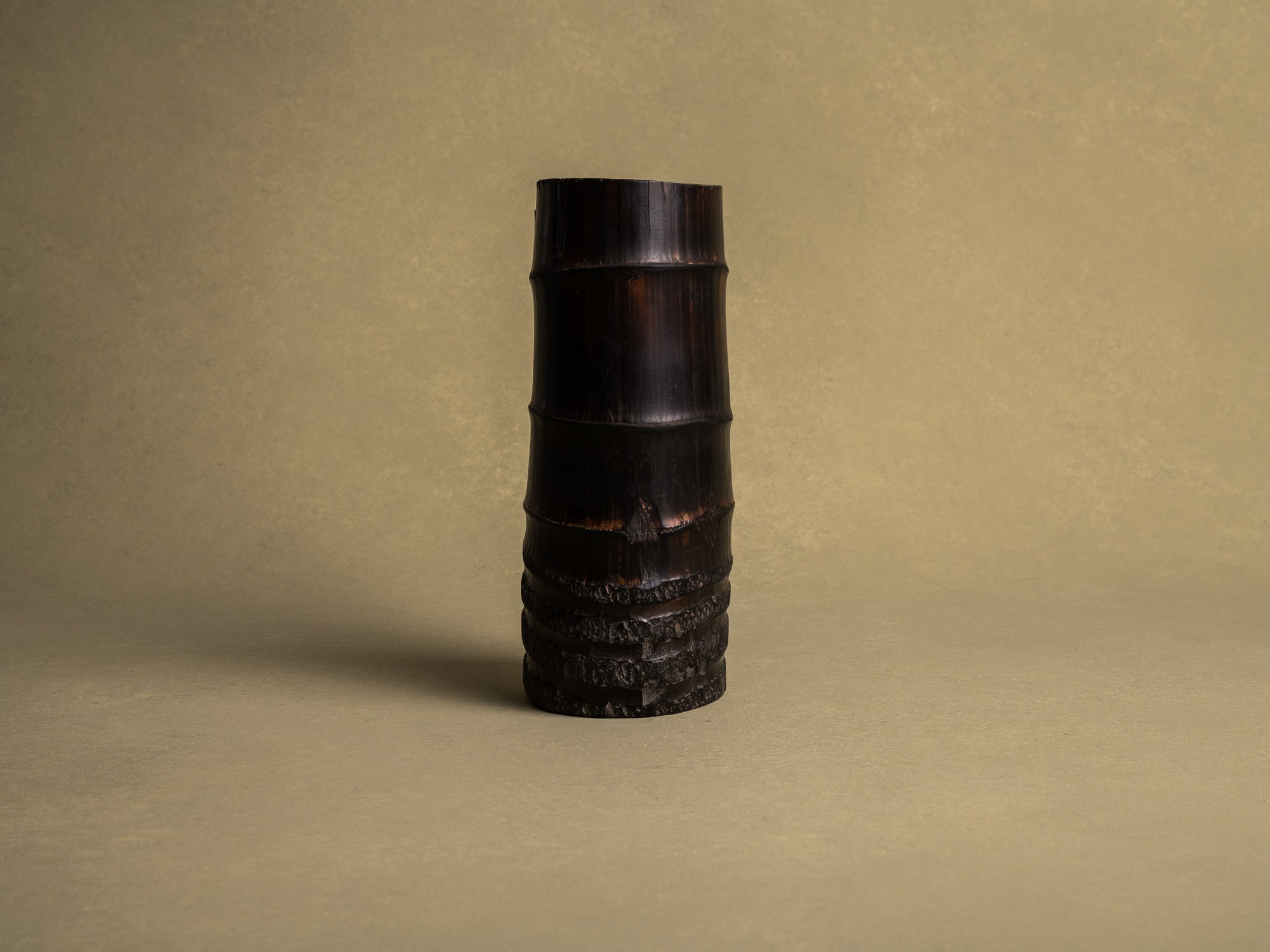 Take-zutsu hanaire, rare vase en bambou pour la cérémonie du thé à la manière de Rikyū, Japon (Période Edo)..Take-zutsu Hanaire Bamboo vase for tea ceremony chabana in the manner of Rikyū, Japan (Edo period)