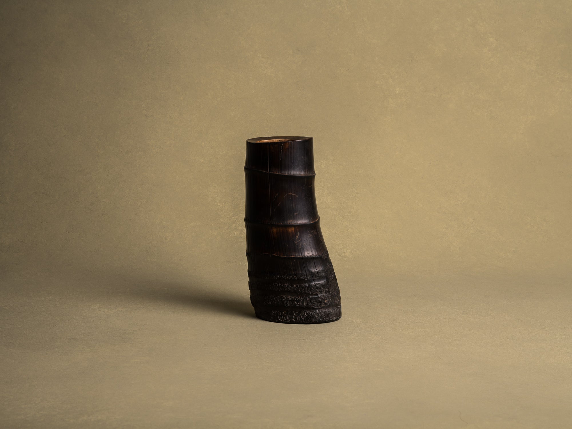 Take-zutsu hanaire, rare vase en bambou pour la cérémonie du thé à la manière de Rikyū, Japon (Période Edo)..Take-zutsu Hanaire Bamboo vase for tea ceremony chabana in the manner of Rikyū, Japan (Edo period)