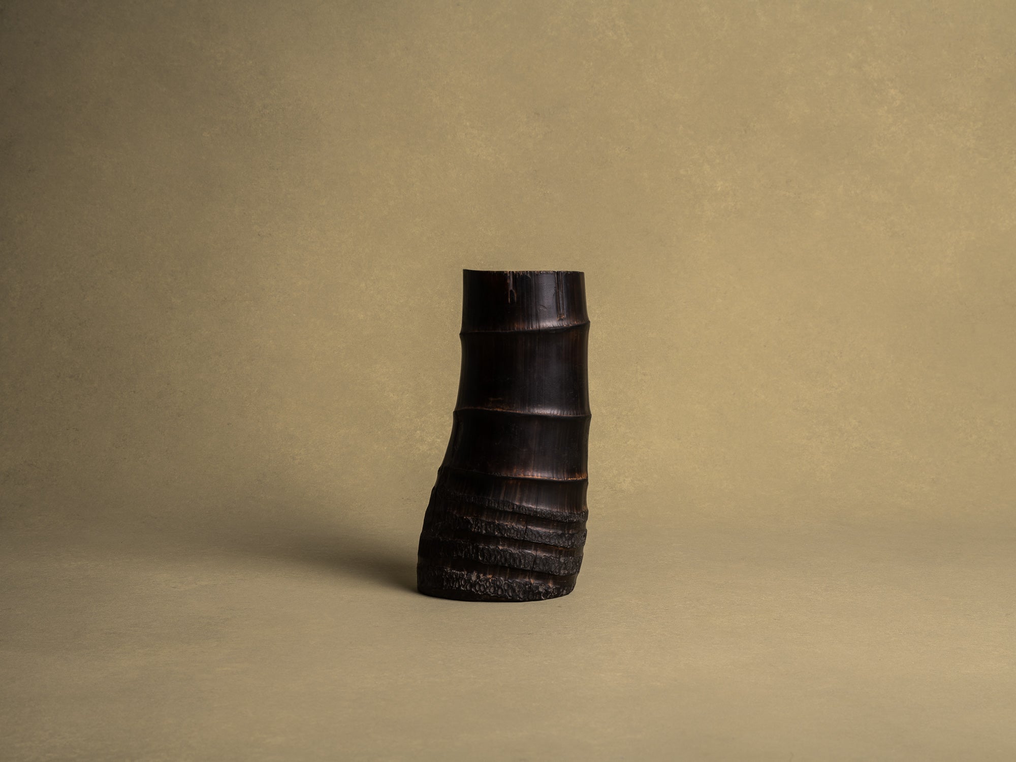 Take-zutsu hanaire, rare vase en bambou pour la cérémonie du thé à la manière de Rikyū, Japon (Période Edo)..Take-zutsu Hanaire Bamboo vase for tea ceremony chabana in the manner of Rikyū, Japan (Edo period)