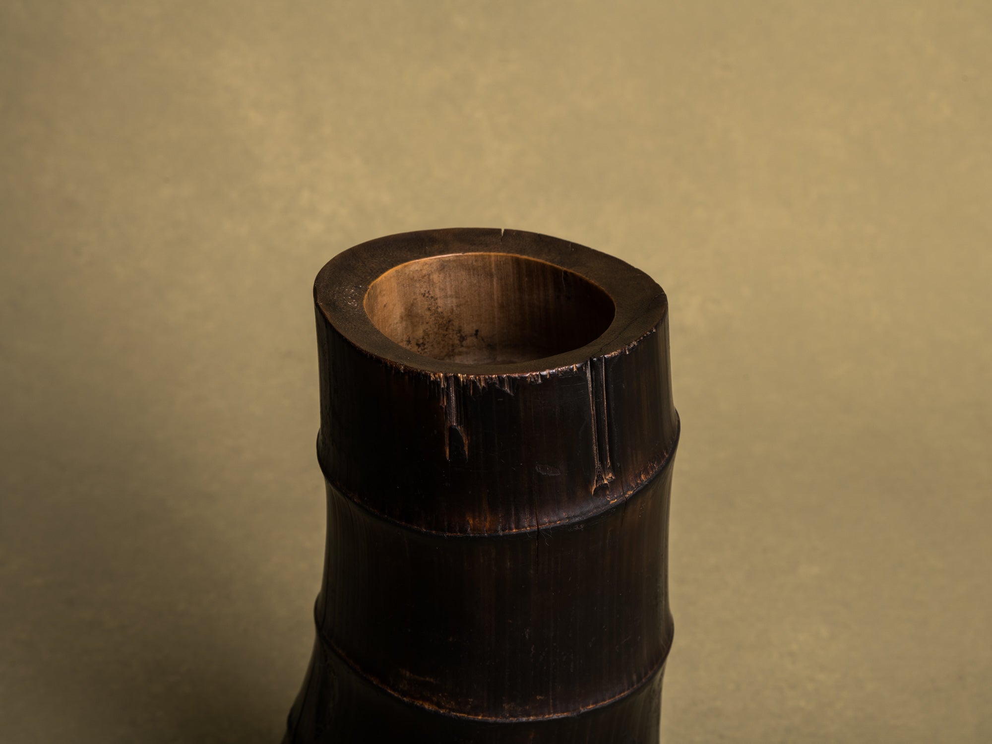 Take-zutsu hanaire, rare vase en bambou pour la cérémonie du thé à la manière de Rikyū, Japon (Période Edo)..Take-zutsu Hanaire Bamboo vase for tea ceremony chabana in the manner of Rikyū, Japan (Edo period)