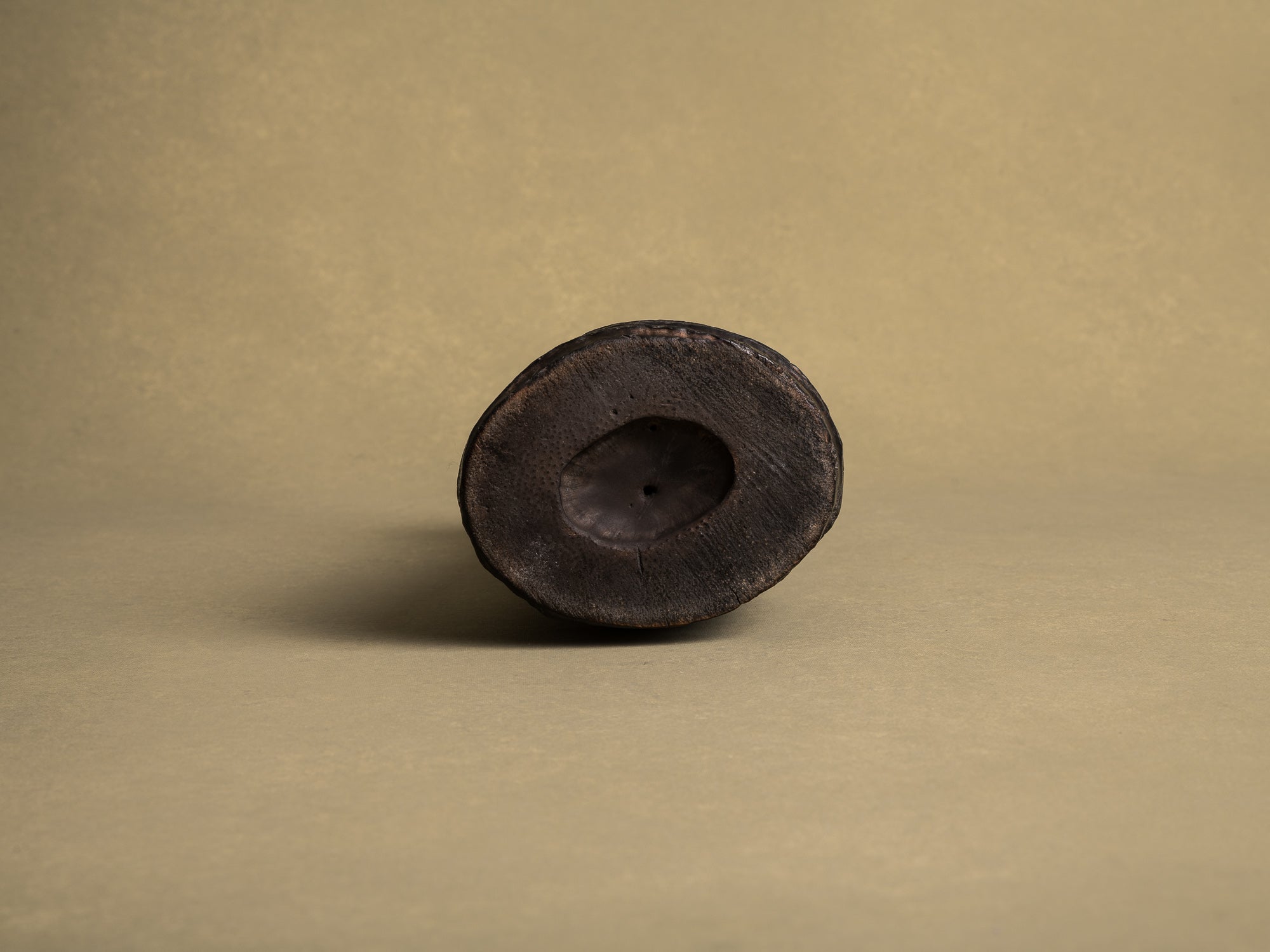 Take-zutsu hanaire, rare vase en bambou pour la cérémonie du thé à la manière de Rikyū, Japon (Période Edo)..Take-zutsu Hanaire Bamboo vase for tea ceremony chabana in the manner of Rikyū, Japan (Edo period)