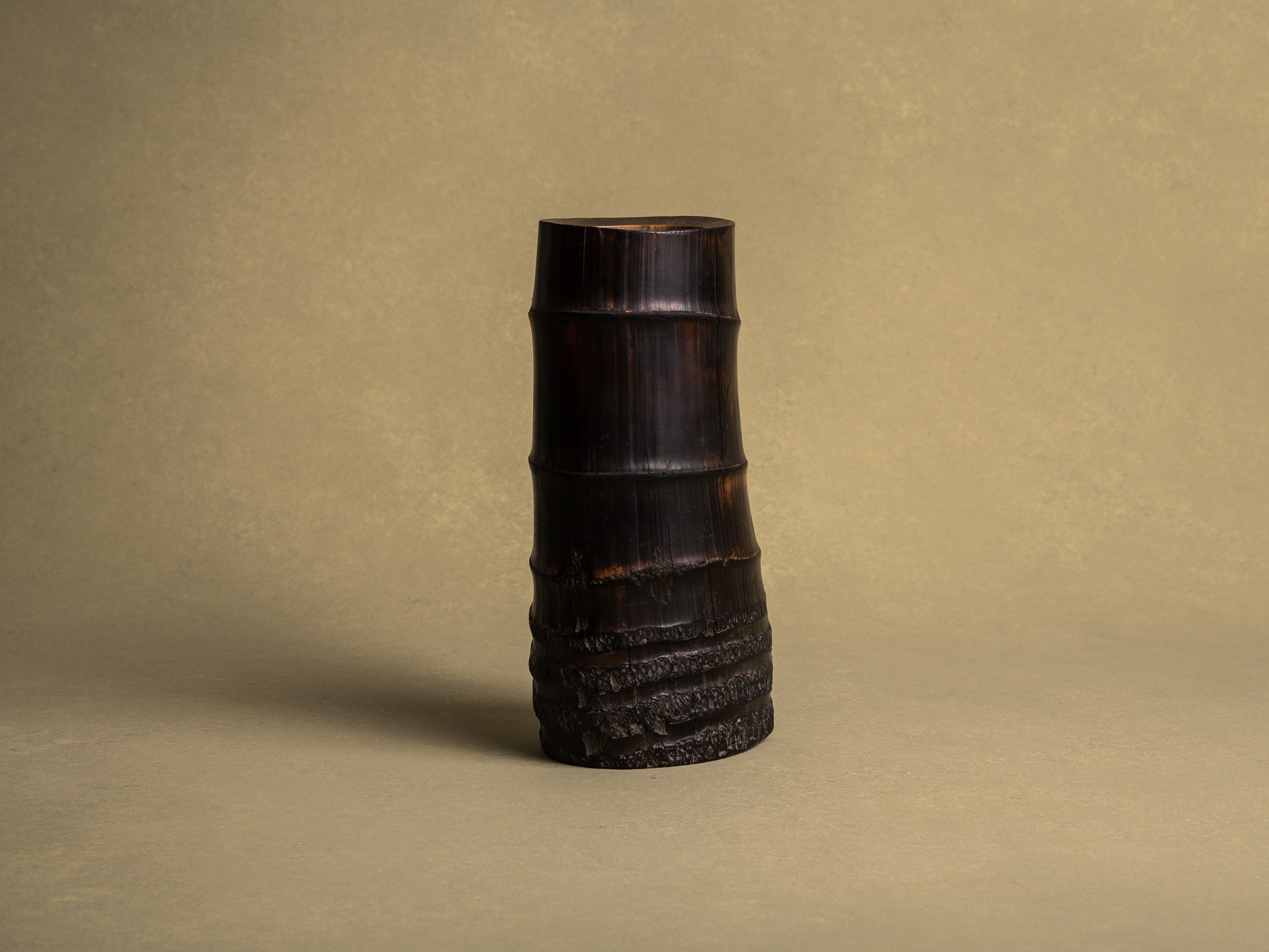 Take-zutsu hanaire, rare vase en bambou pour la cérémonie du thé à la manière de Rikyū, Japon (Période Edo)..Take-zutsu Hanaire Bamboo vase for tea ceremony chabana in the manner of Rikyū, Japan (Edo period)