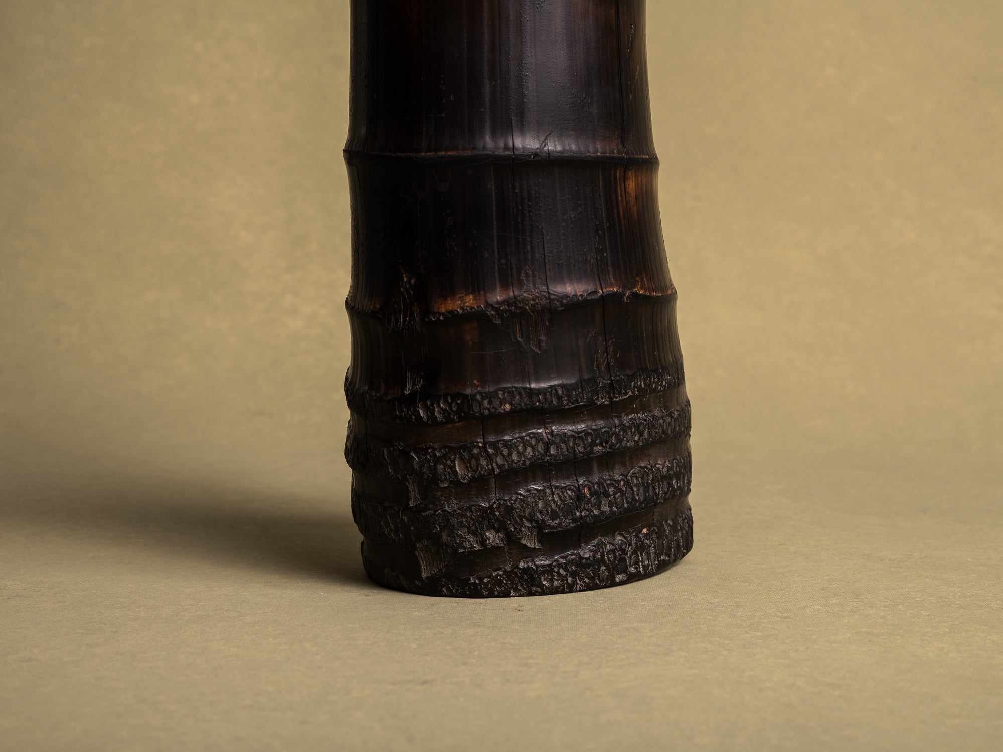 Take-zutsu hanaire, rare vase en bambou pour la cérémonie du thé à la manière de Rikyū, Japon (Période Edo)..Take-zutsu Hanaire Bamboo vase for tea ceremony chabana in the manner of Rikyū, Japan (Edo period)