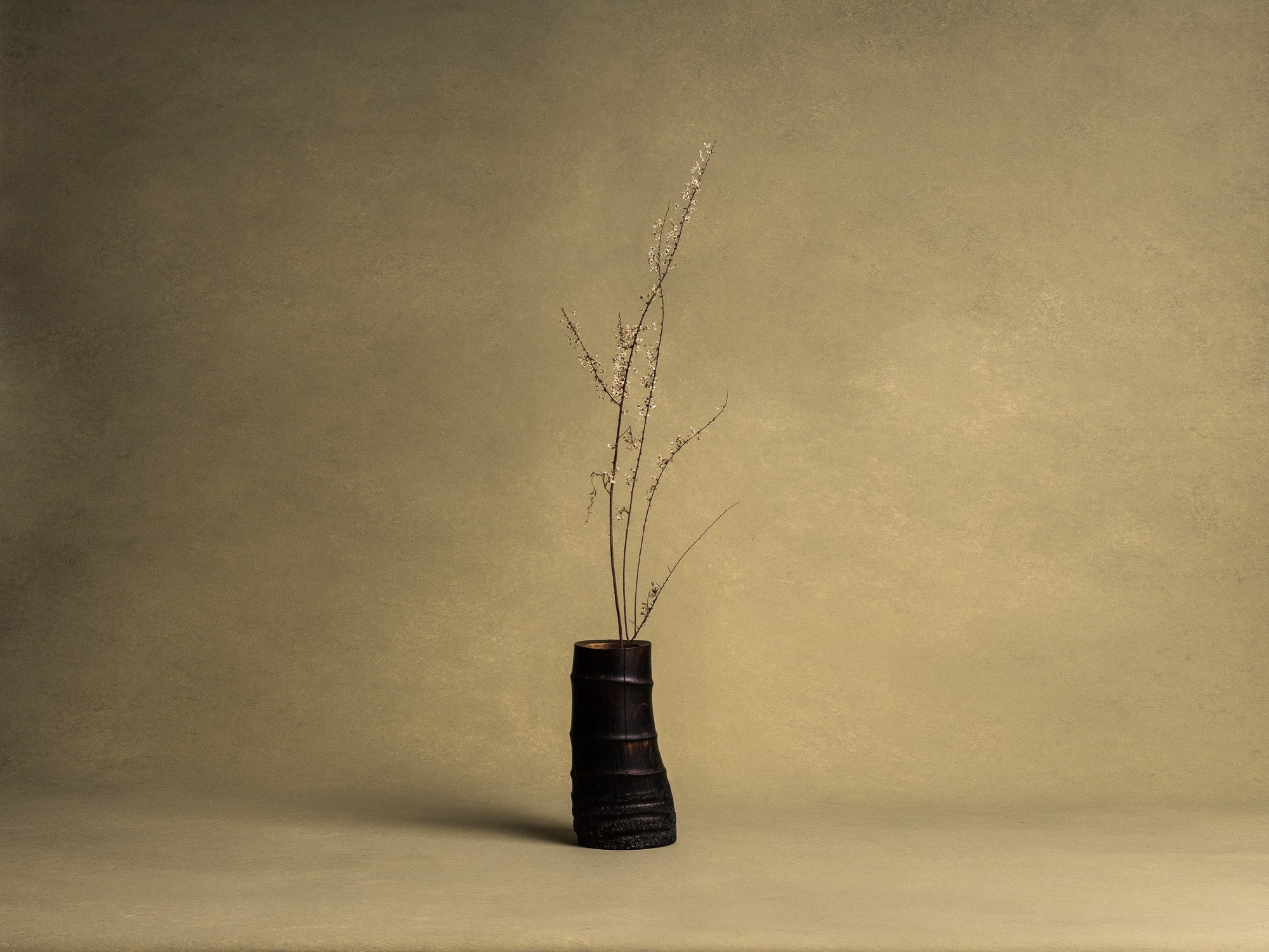 Take-zutsu hanaire, rare vase en bambou pour la cérémonie du thé à la manière de Rikyū, Japon (Période Edo)..Take-zutsu Hanaire Bamboo vase for tea ceremony chabana in the manner of Rikyū, Japan (Edo period)