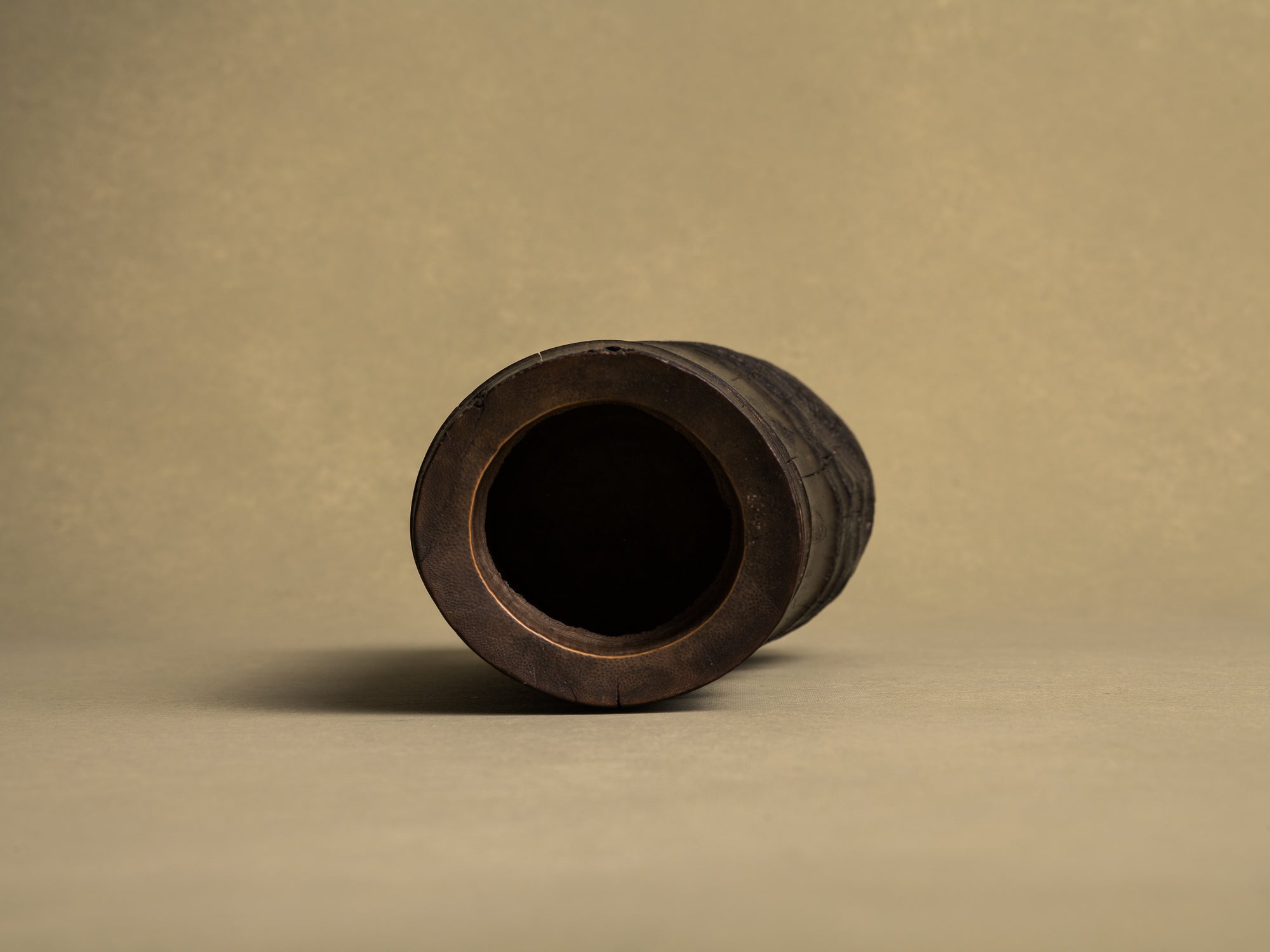 Take-zutsu hanaire, rare vase en bambou pour la cérémonie du thé à la manière de Rikyū, Japon (Période Edo)..Take-zutsu Hanaire Bamboo vase for tea ceremony chabana in the manner of Rikyū, Japan (Edo period)