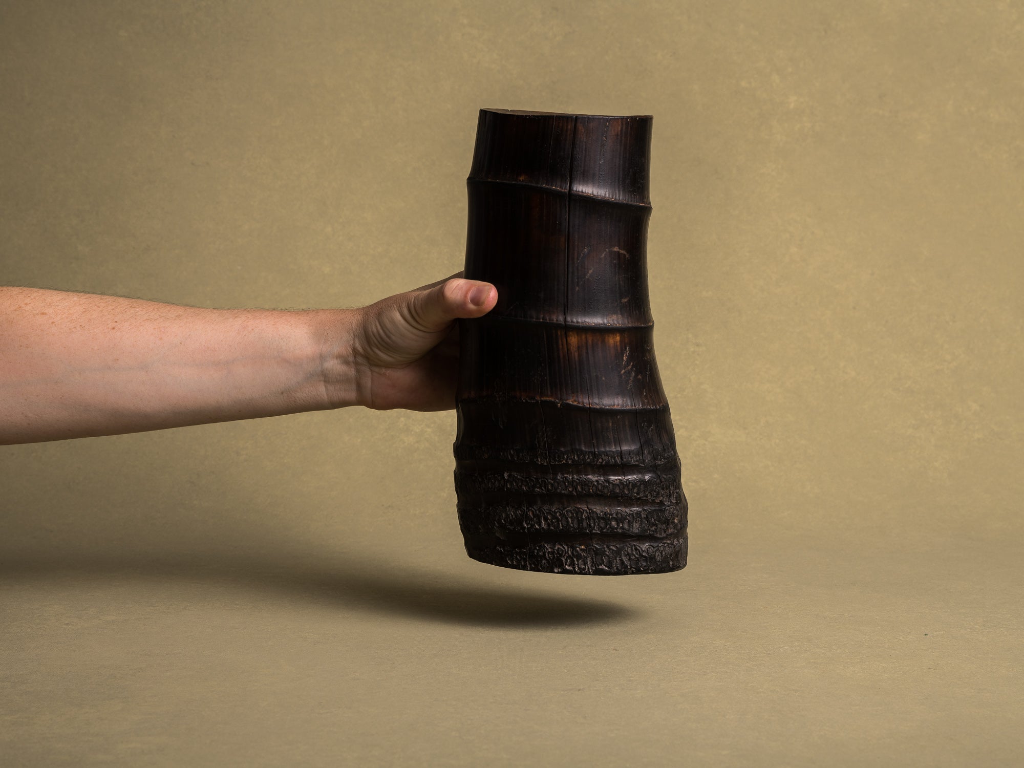 Take-zutsu hanaire, rare vase en bambou pour la cérémonie du thé à la manière de Rikyū, Japon (Période Edo)..Take-zutsu Hanaire Bamboo vase for tea ceremony chabana in the manner of Rikyū, Japan (Edo period)