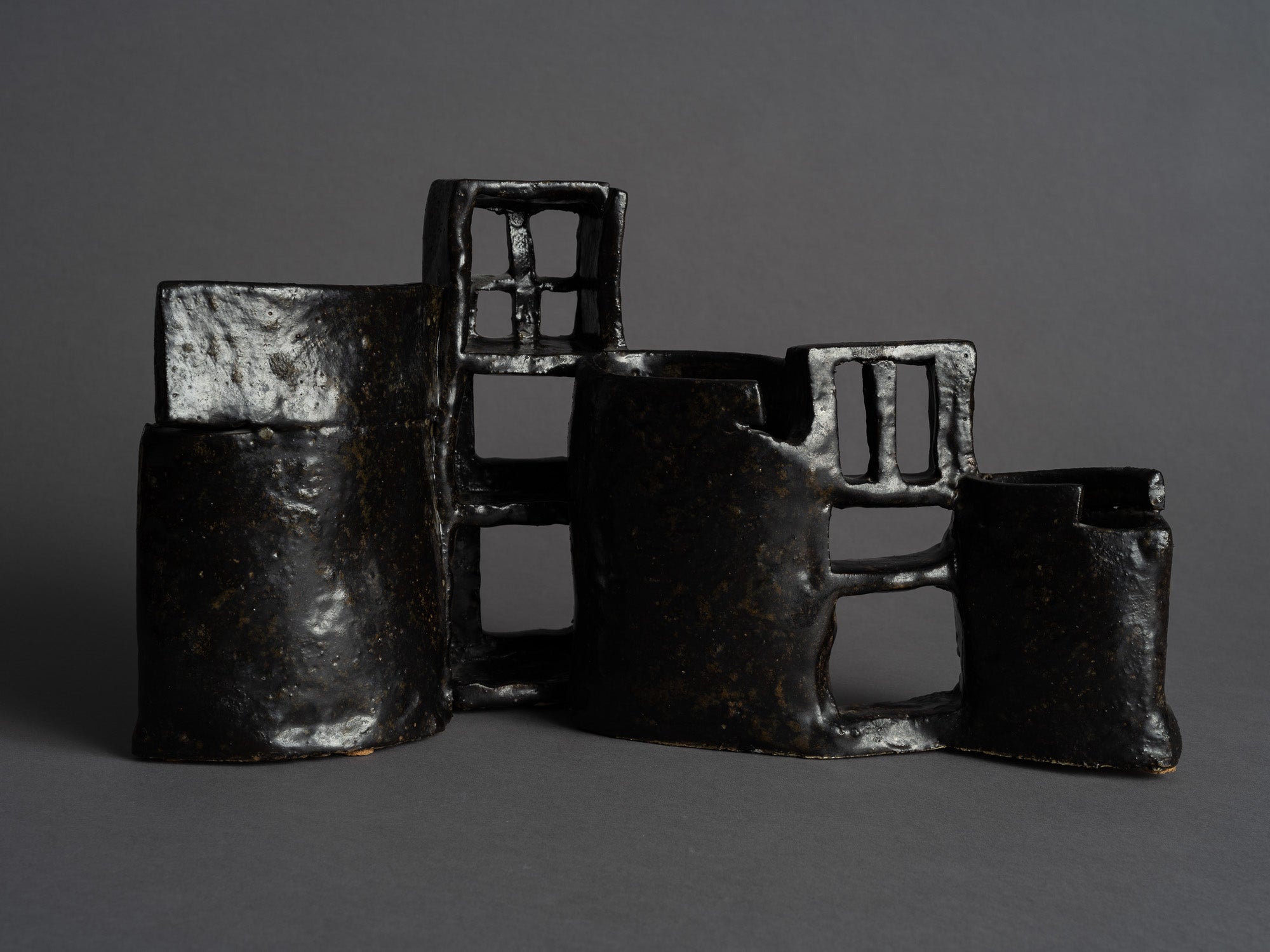 Vase‑sculpture de Jane Bass, États-Unis (vers 1970)..Large sculptural vase by Jane Bass, U.S.A. (circa 1970)