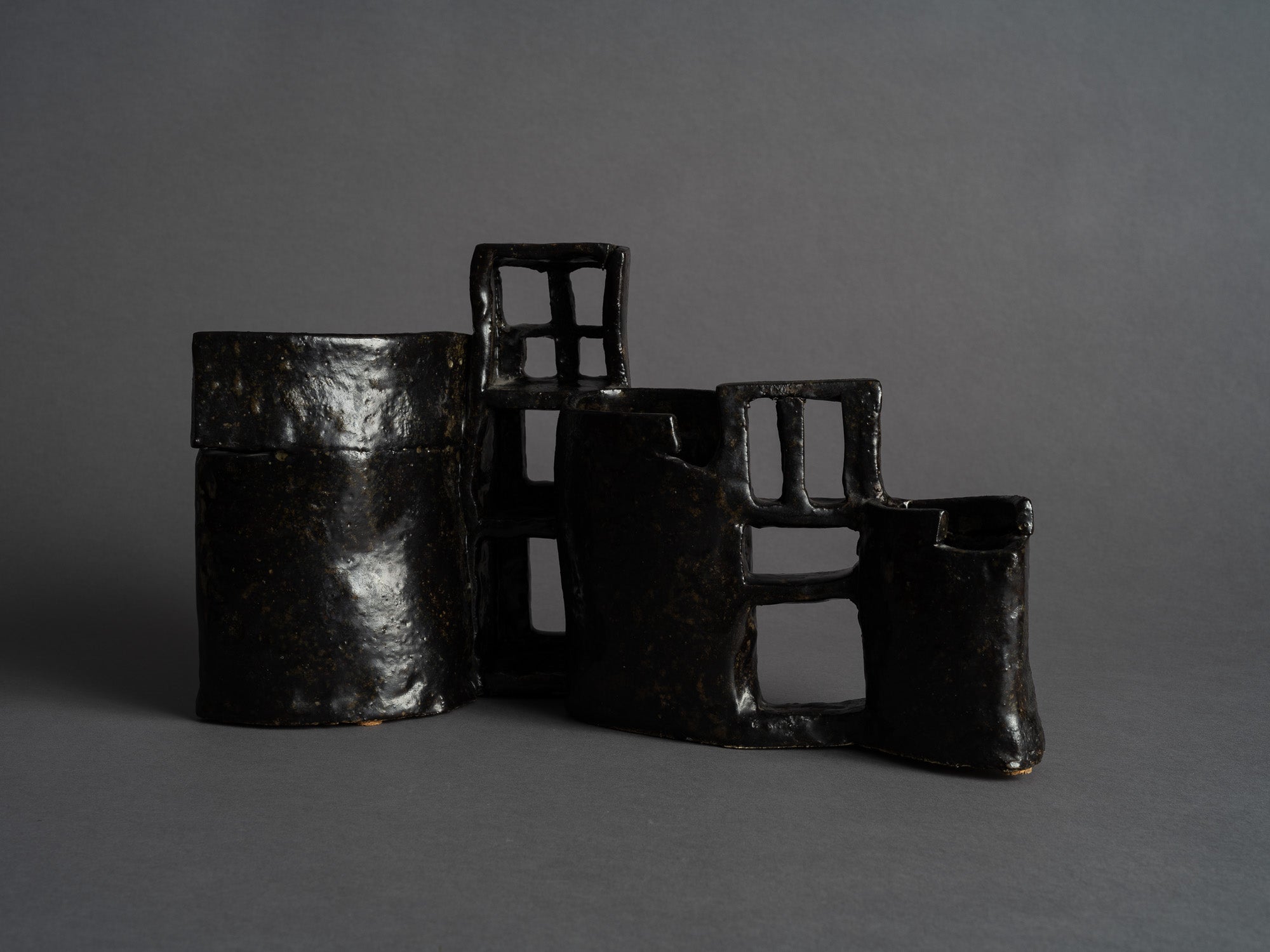 Vase‑sculpture de Jane Bass, États-Unis (vers 1970)..Large sculptural vase by Jane Bass, U.S.A. (circa 1970)
