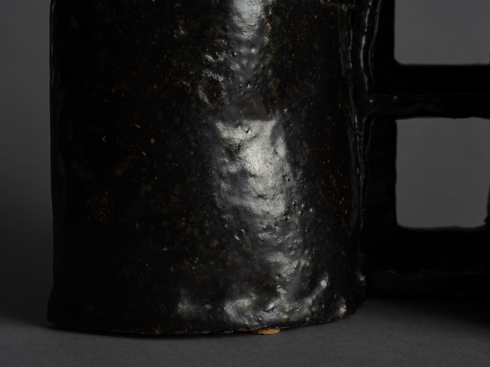 Vase‑sculpture de Jane Bass, États-Unis (vers 1970)..Large sculptural vase by Jane Bass, U.S.A. (circa 1970)
