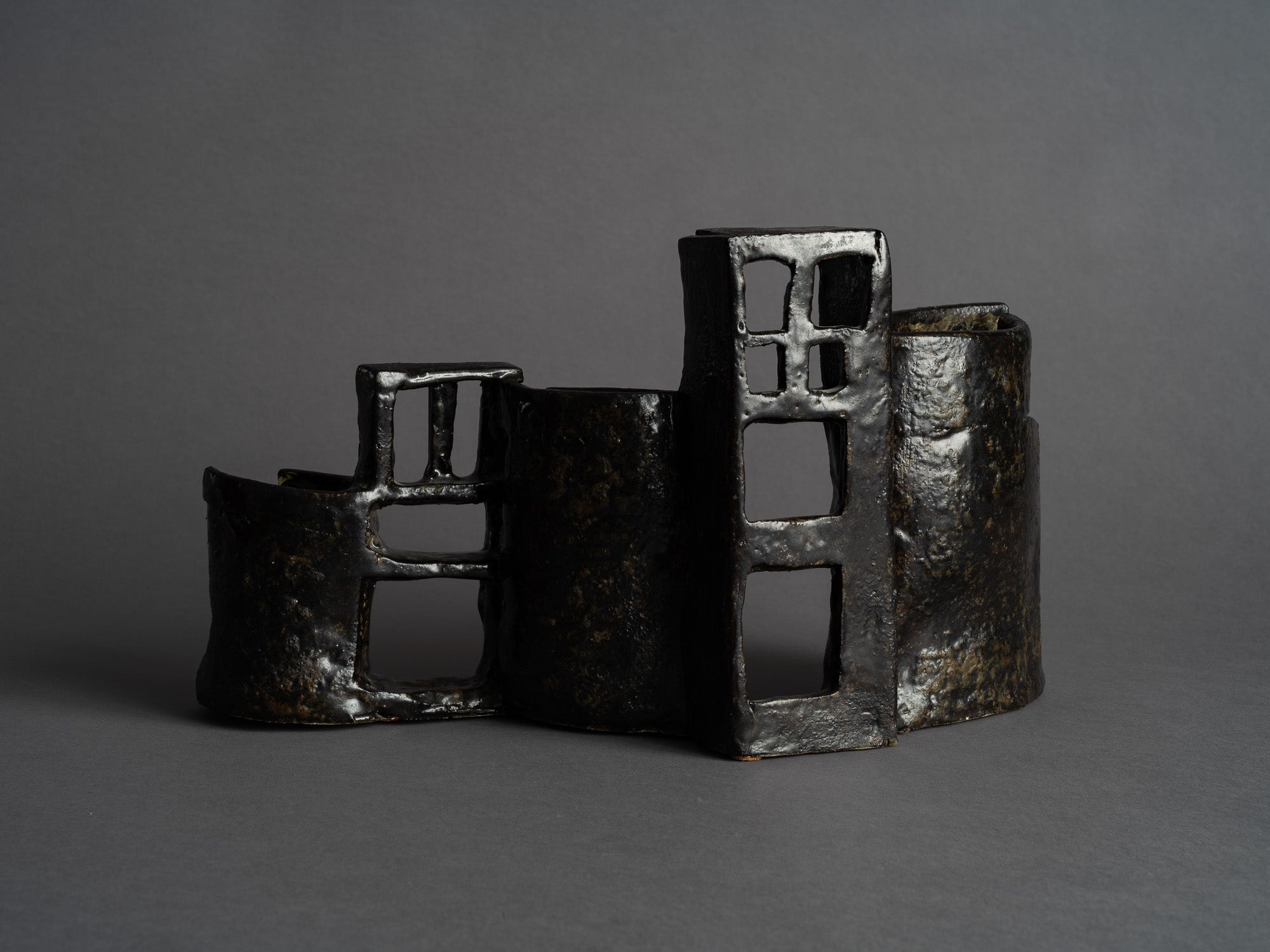 Vase‑sculpture de Jane Bass, États-Unis (vers 1970)..Large sculptural vase by Jane Bass, U.S.A. (circa 1970)
